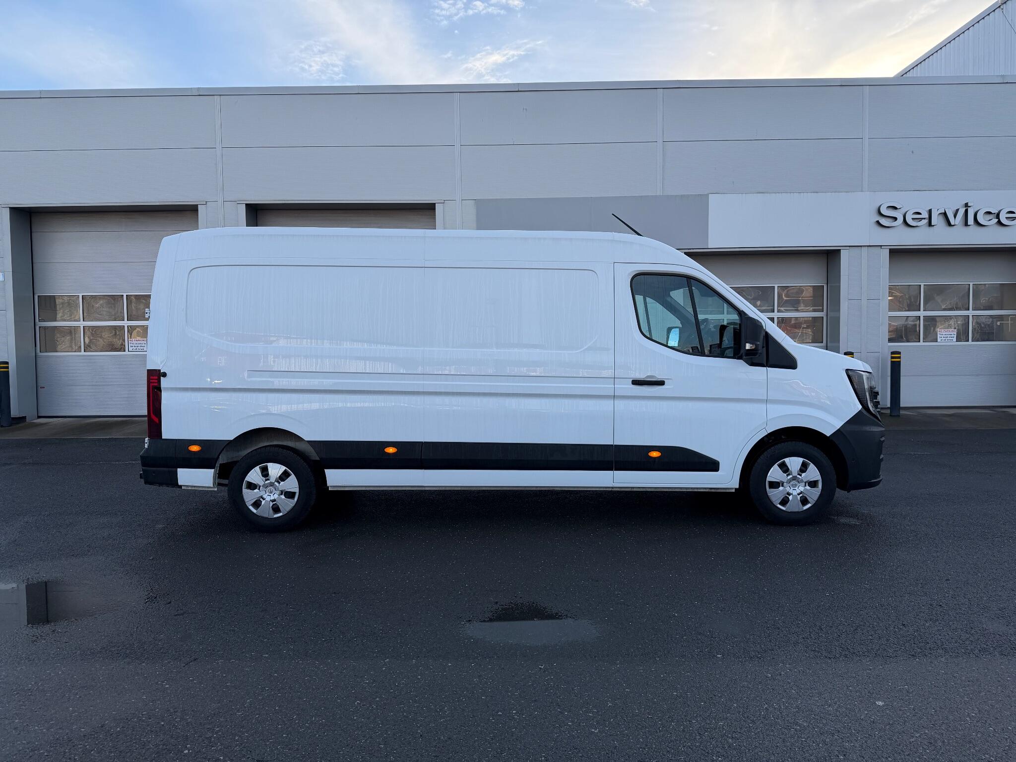 Nissan Interstar 2.0 dCi 35 Tekna L3 Medium Roof Euro 6 (s/s) 4dr FT25BTX Image 2