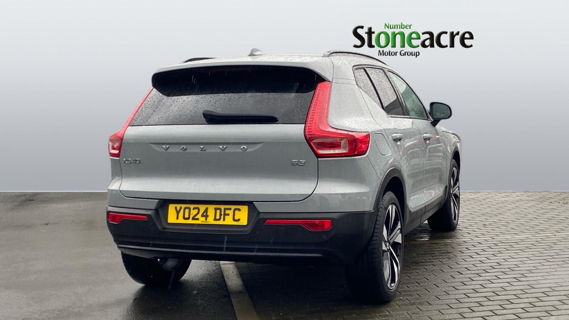 Volvo XC40 2.0 B3 MHEV Ultra Dark DCT Auto Euro 6 (s/s) 5dr YO24DFC Image 2