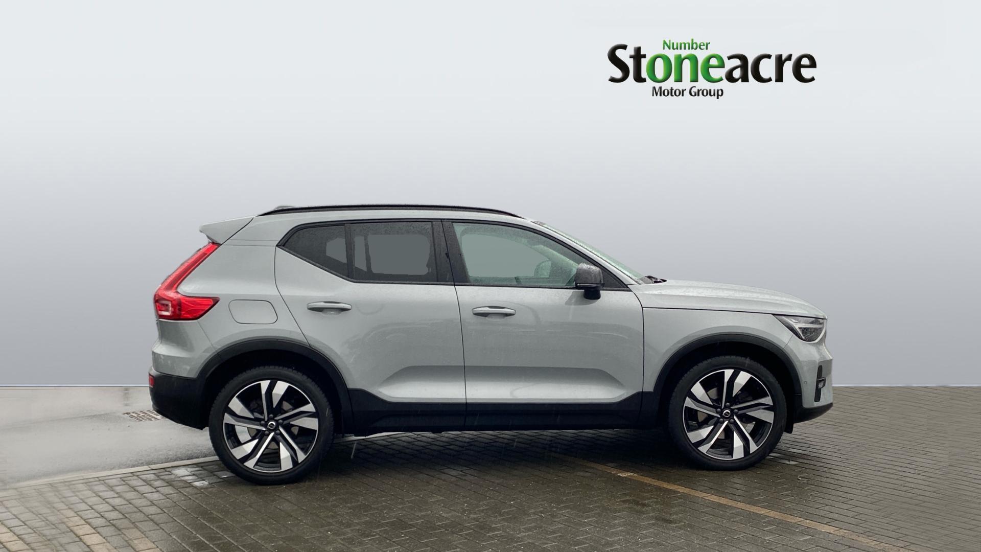 Volvo XC40 2.0 B3 MHEV Ultra Dark DCT Auto Euro 6 (s/s) 5dr YO24DFC Image 3