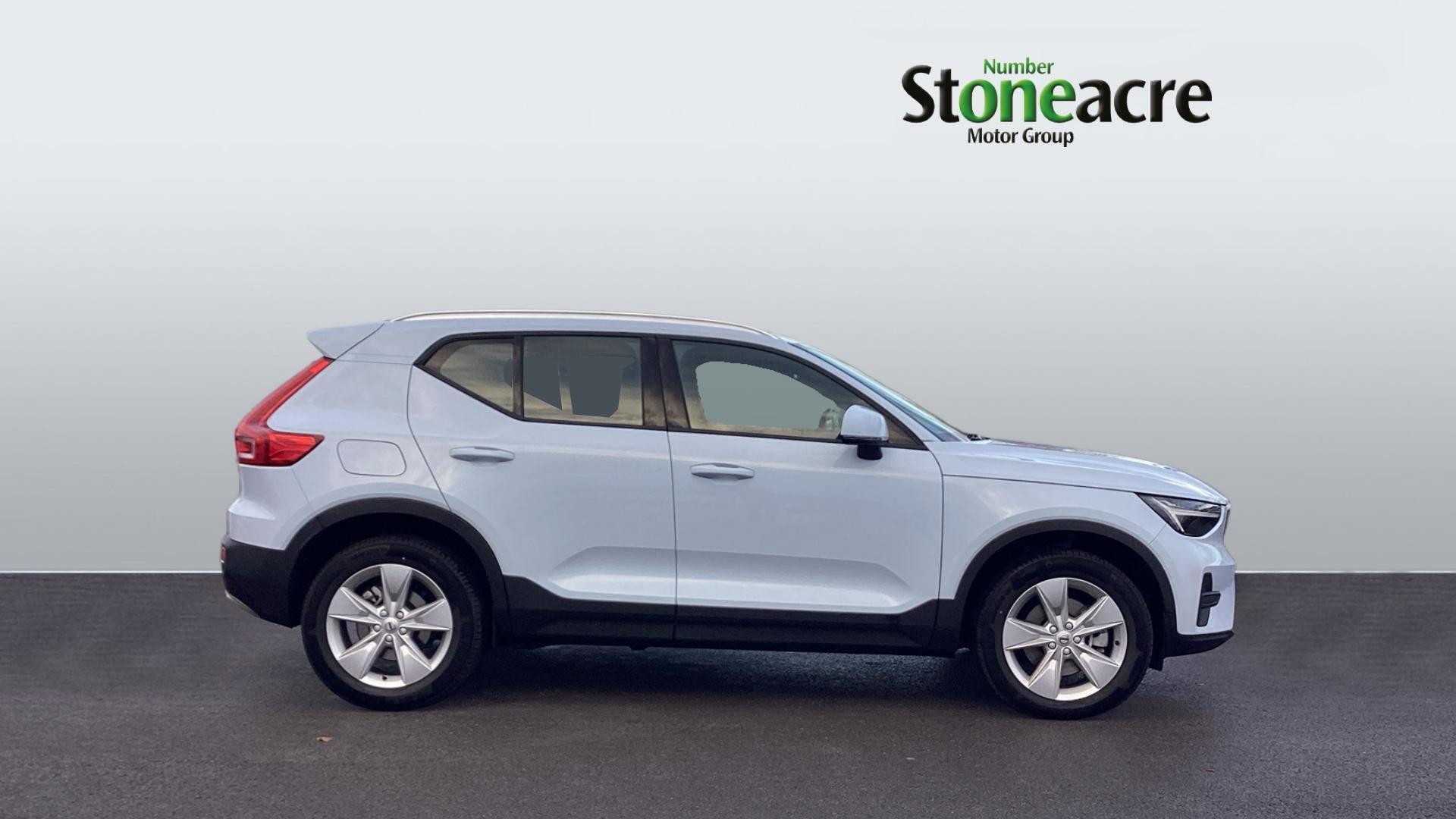 Volvo XC40 Core B3 (163 hp) Auto FY75NMK Image 3