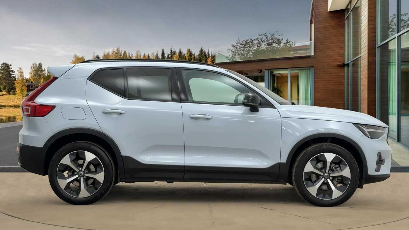 Volvo XC40 2.0 B3P Plus Dark 5dr Auto RV25FLK Image 2