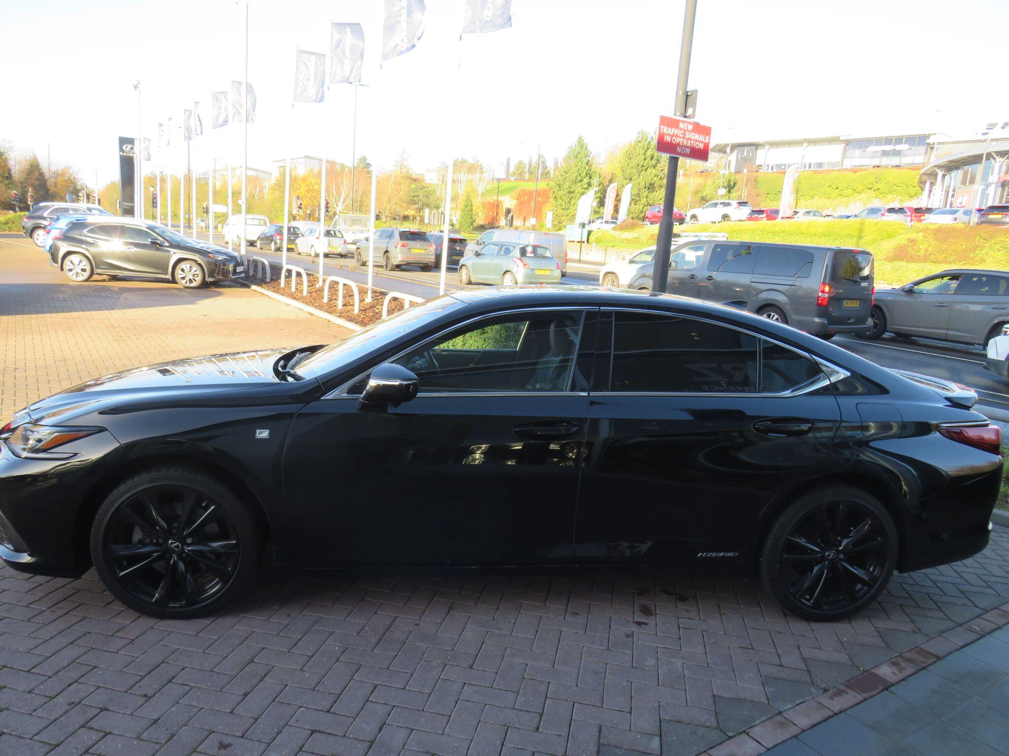 Lexus ES 300h 2.5 F-Sport 4dr CVT VU72PUX Image 1