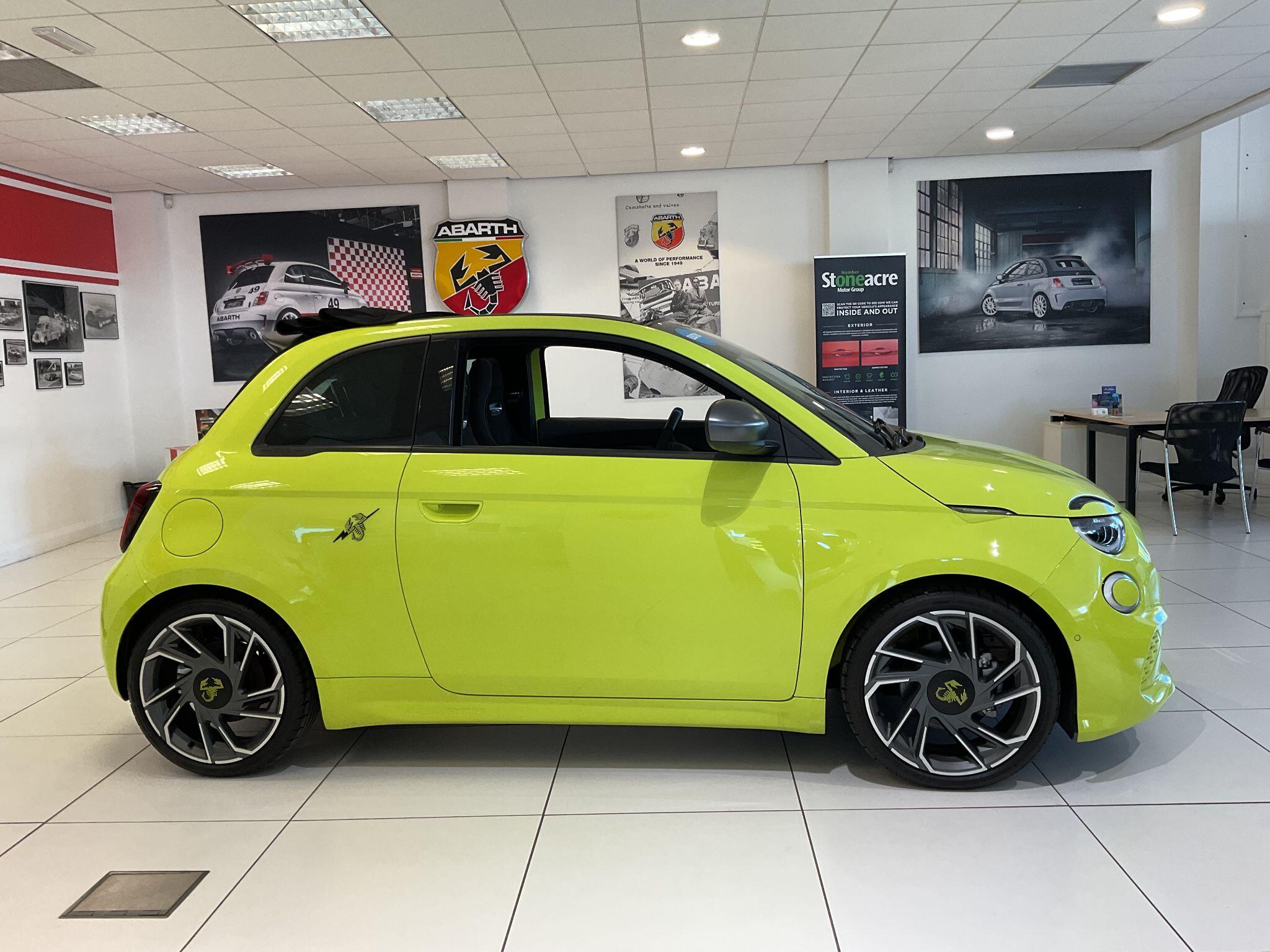 Abarth 500e Cabrio 42kWh Scorpionissima Auto 2dr YC75XRZ Image 2