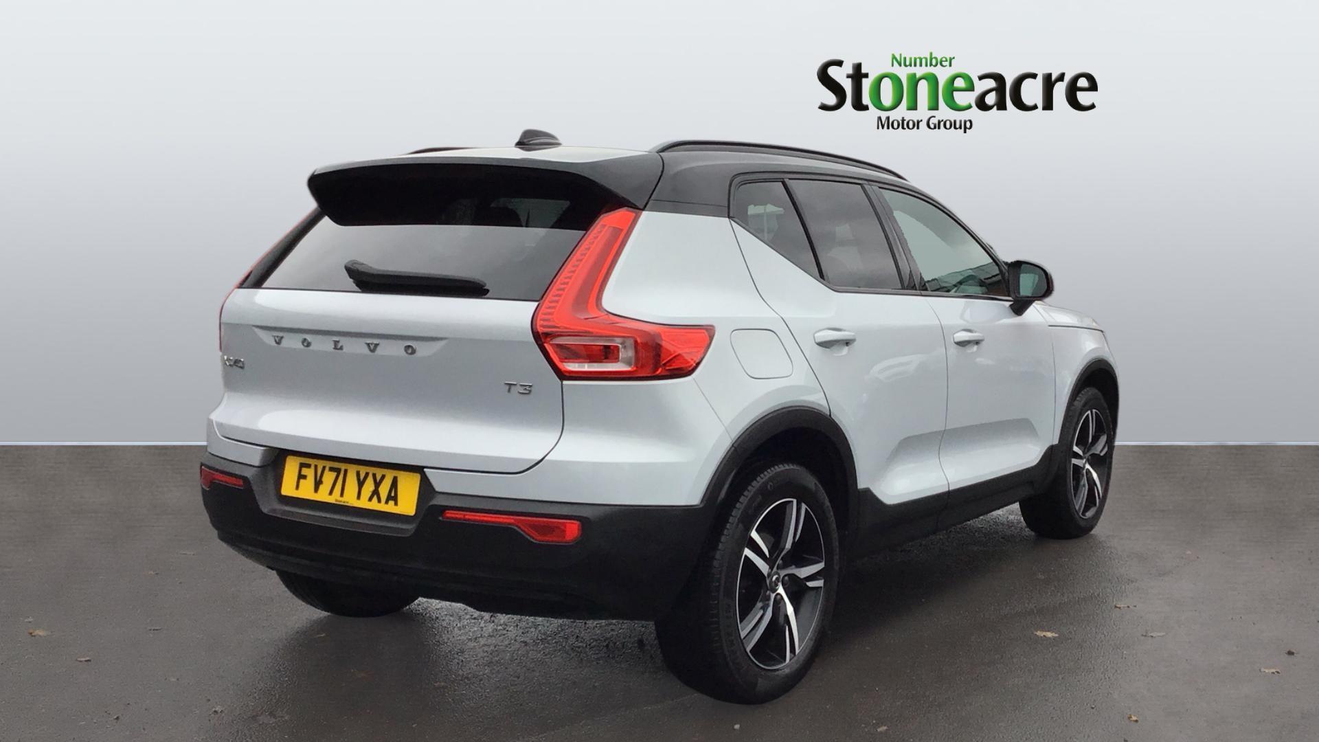 Volvo XC40 R-Design T3 (163 hp) Auto FV71YXA Image 2