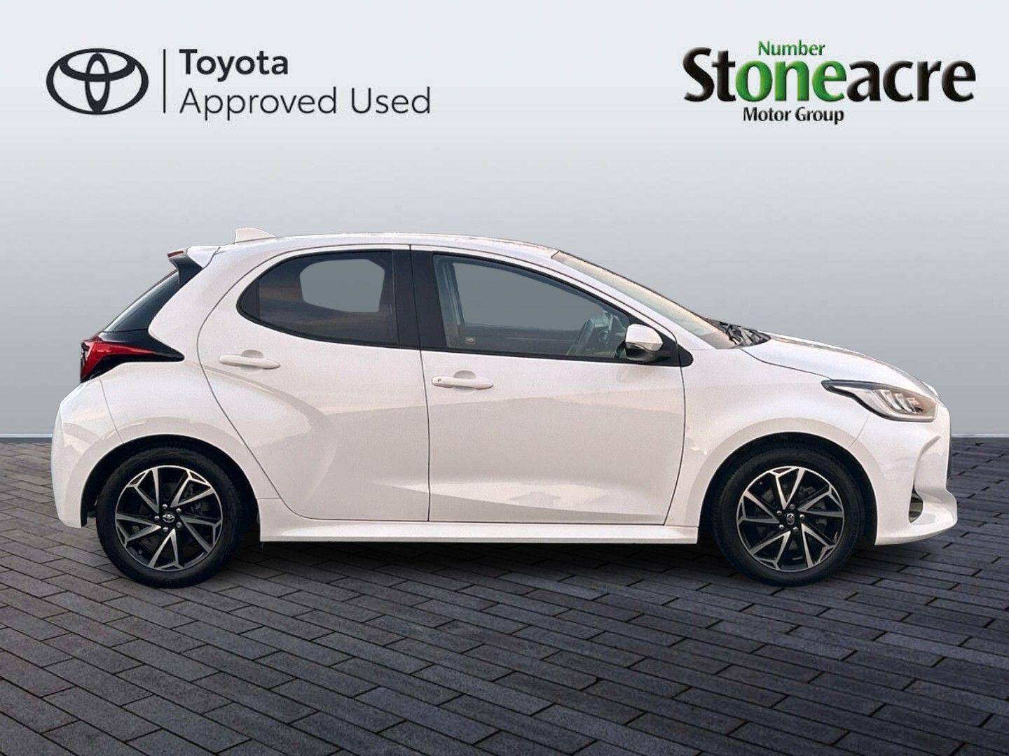 Toyota Yaris 1.5 Hybrid Design 5dr CVT NJ22LJN Image 2