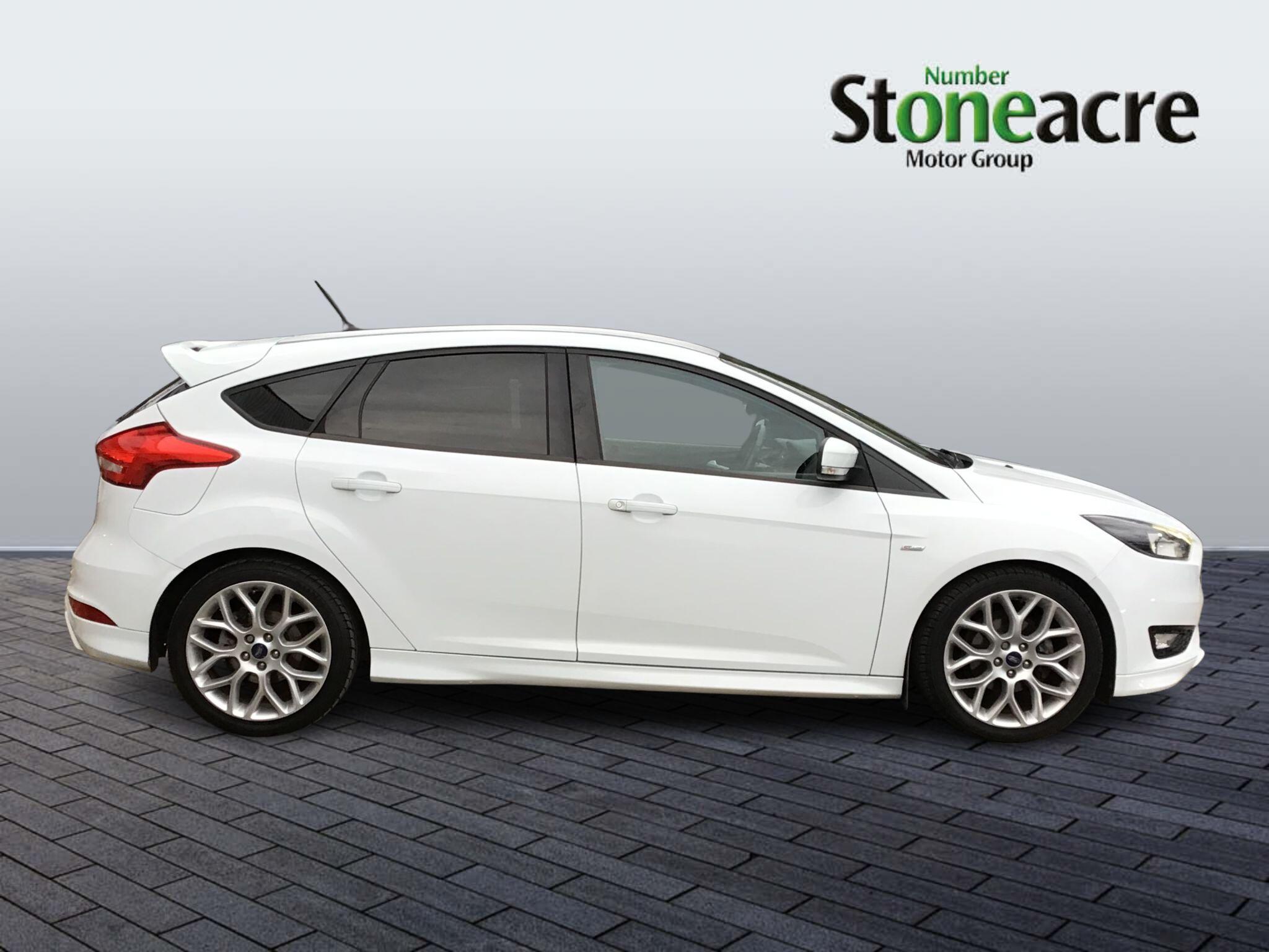 Ford Focus 1.0T EcoBoost ST-Line Euro 6 (s/s) 5dr CY18FBE Image 2