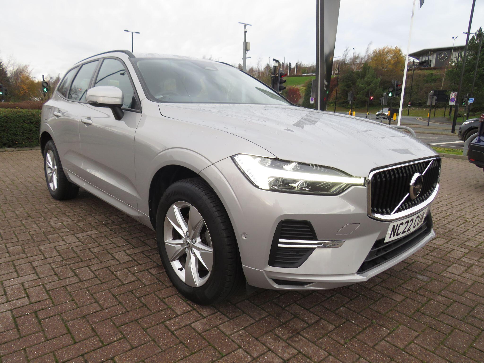 Volvo XC60 2.0 B5 MHEV Momentum Auto AWD Euro 6 (s/s) 5dr NC22CUW Image 1