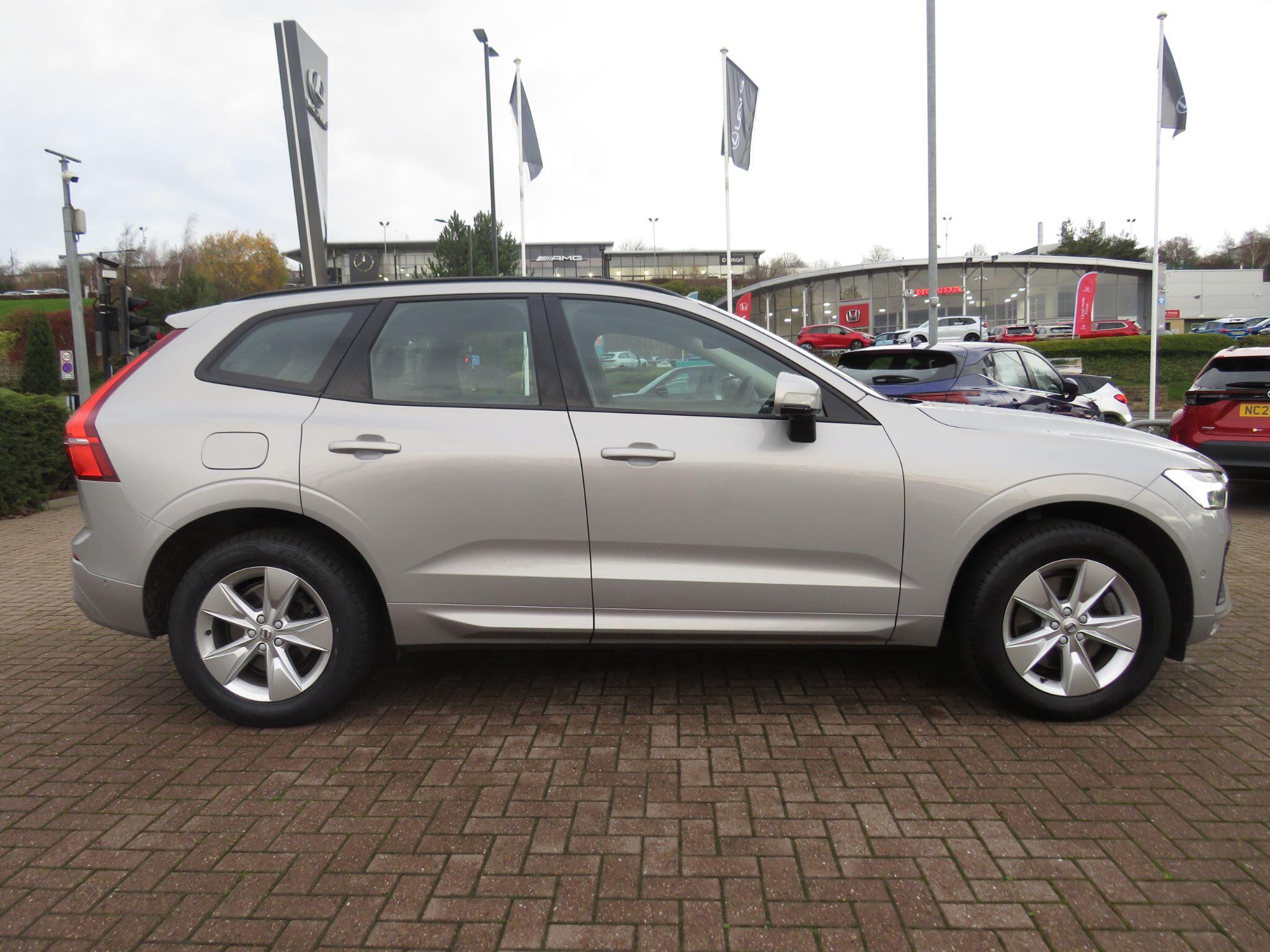 Volvo XC60 2.0 B5 MHEV Momentum Auto AWD Euro 6 (s/s) 5dr NC22CUW Image 2