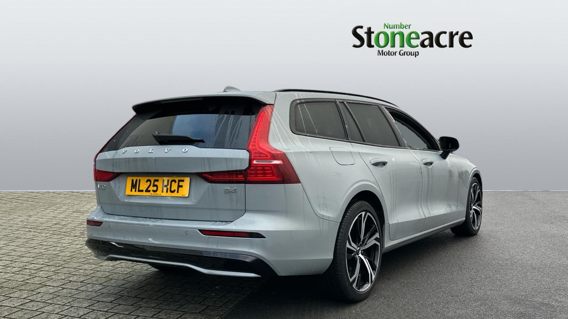 Volvo V60 2.0 B4 MHEV Plus DCT Auto Euro 6 (s/s) 5dr ML25HCF Image 2