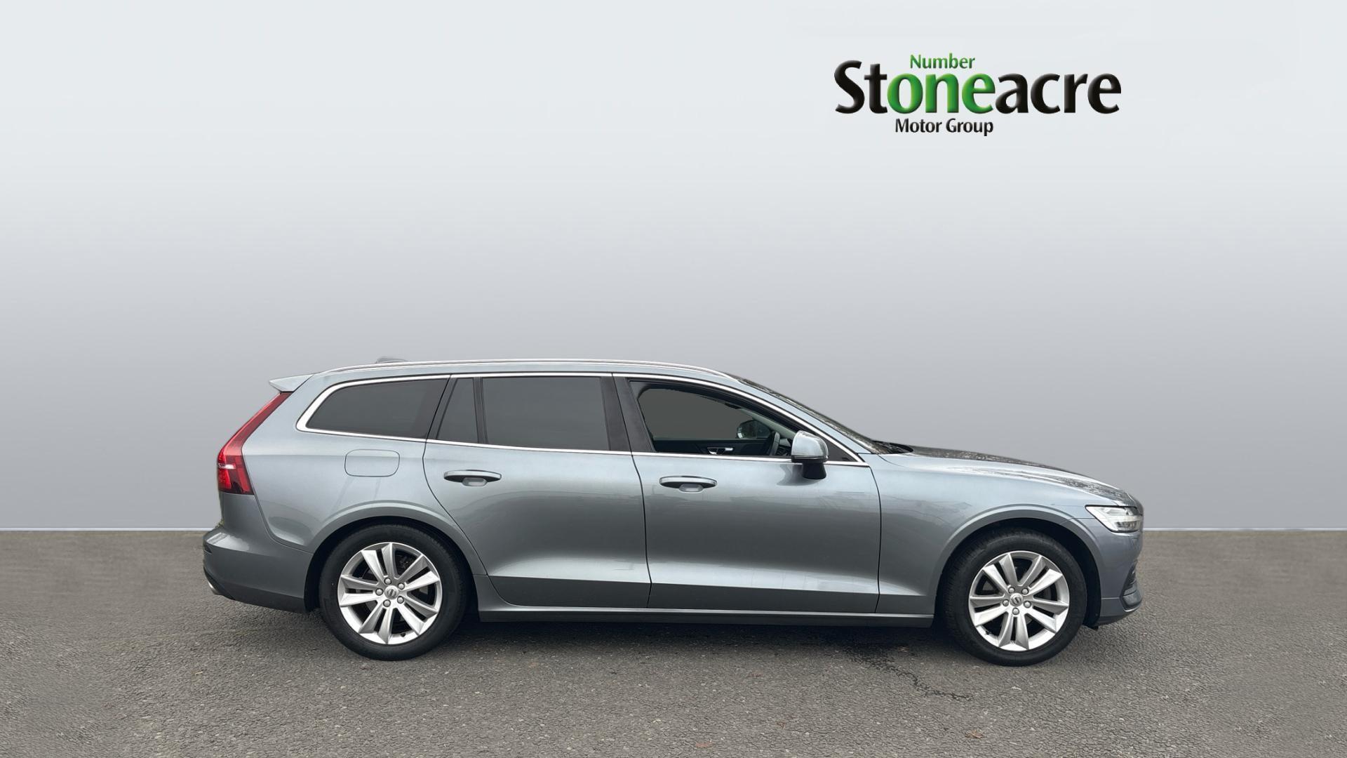 Volvo V60 2.0 D3 Momentum Euro 6 (s/s) 5dr YB68SGV Image 3