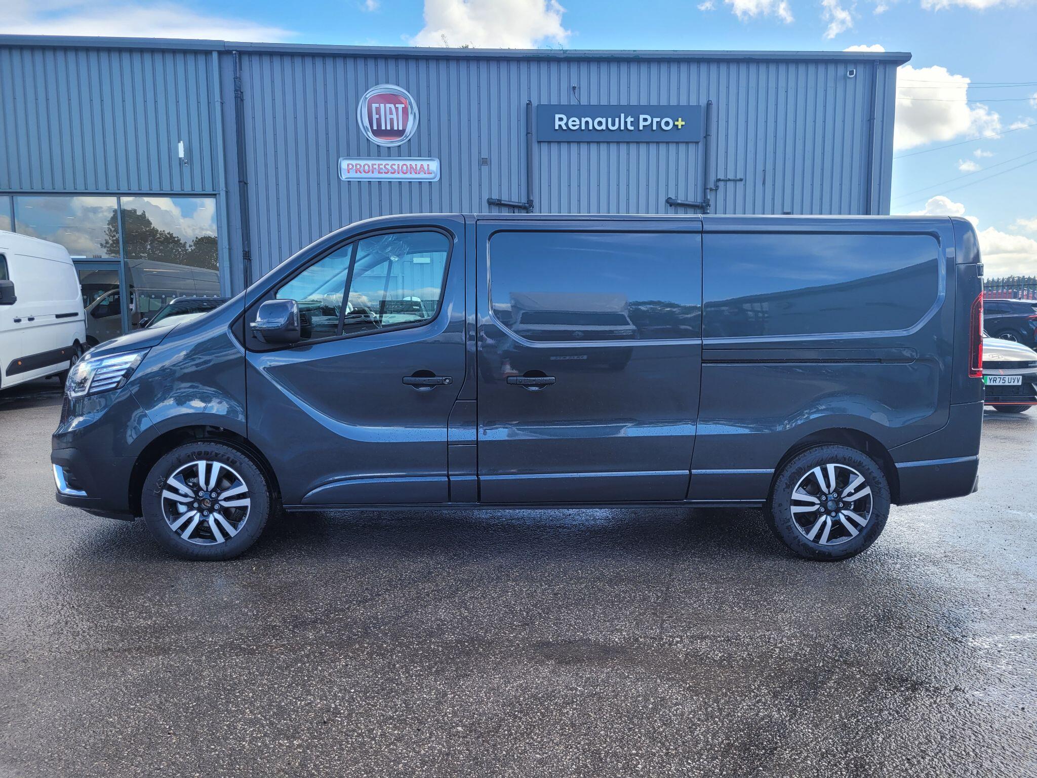 Renault Trafic 2.0 dCi Blue 30 Extra Sport LWB Euro 6 (s/s) 5dr Image 2