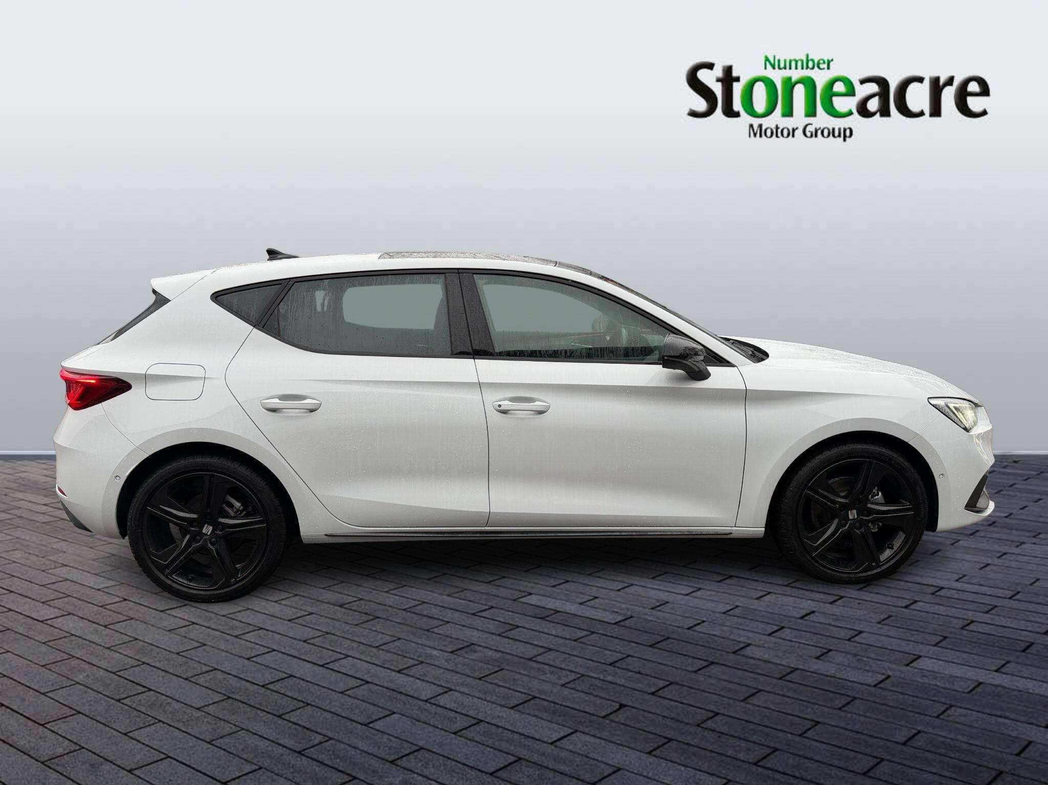 SEAT Leon 1.5 eTSI MHEV FR Black Edition DSG Euro 6 (s/s) 5dr AK75BCU Image 2