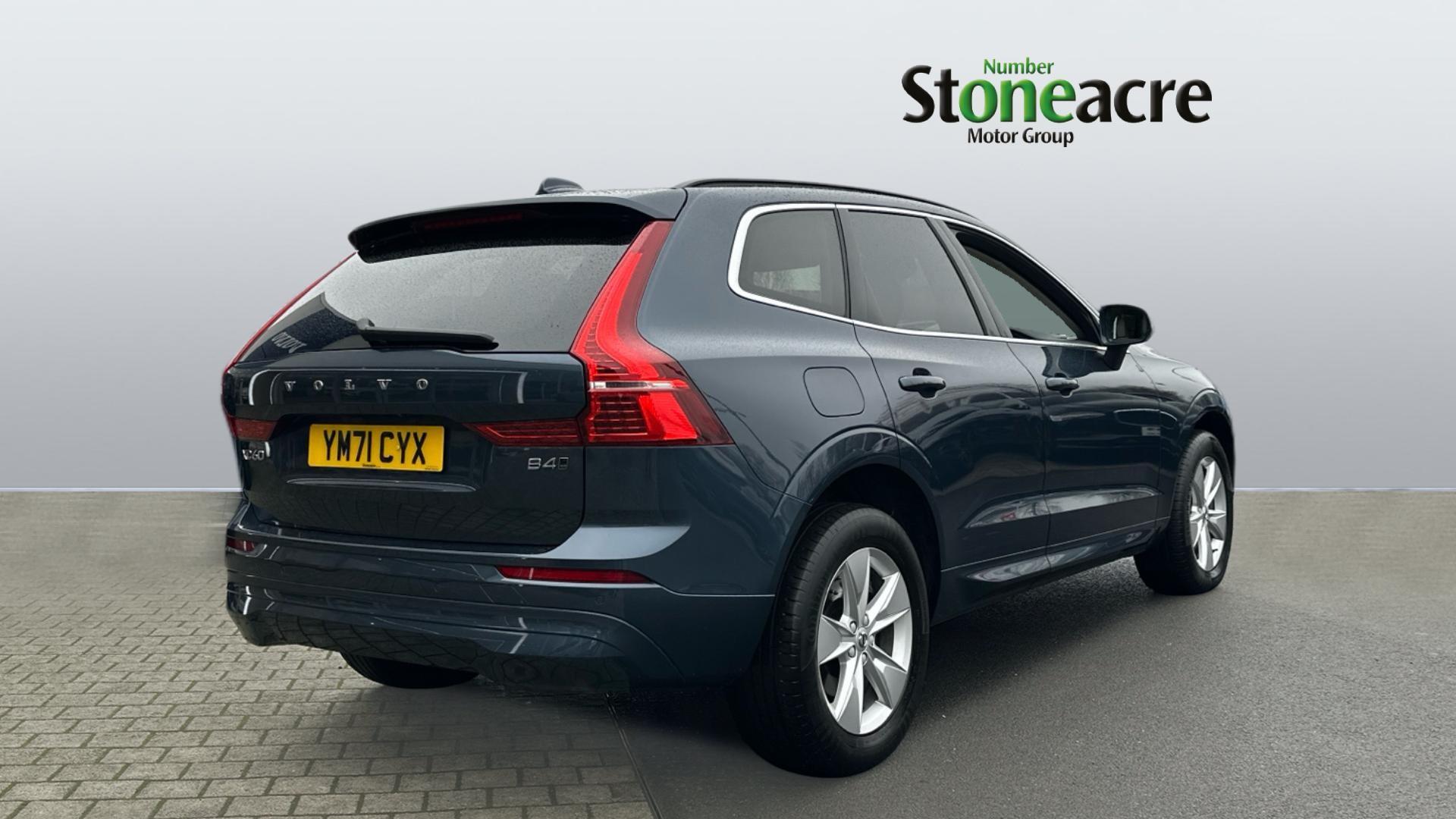 Volvo XC60 Momentum, B4 AWD mild hybrid YM71CYX Image 2