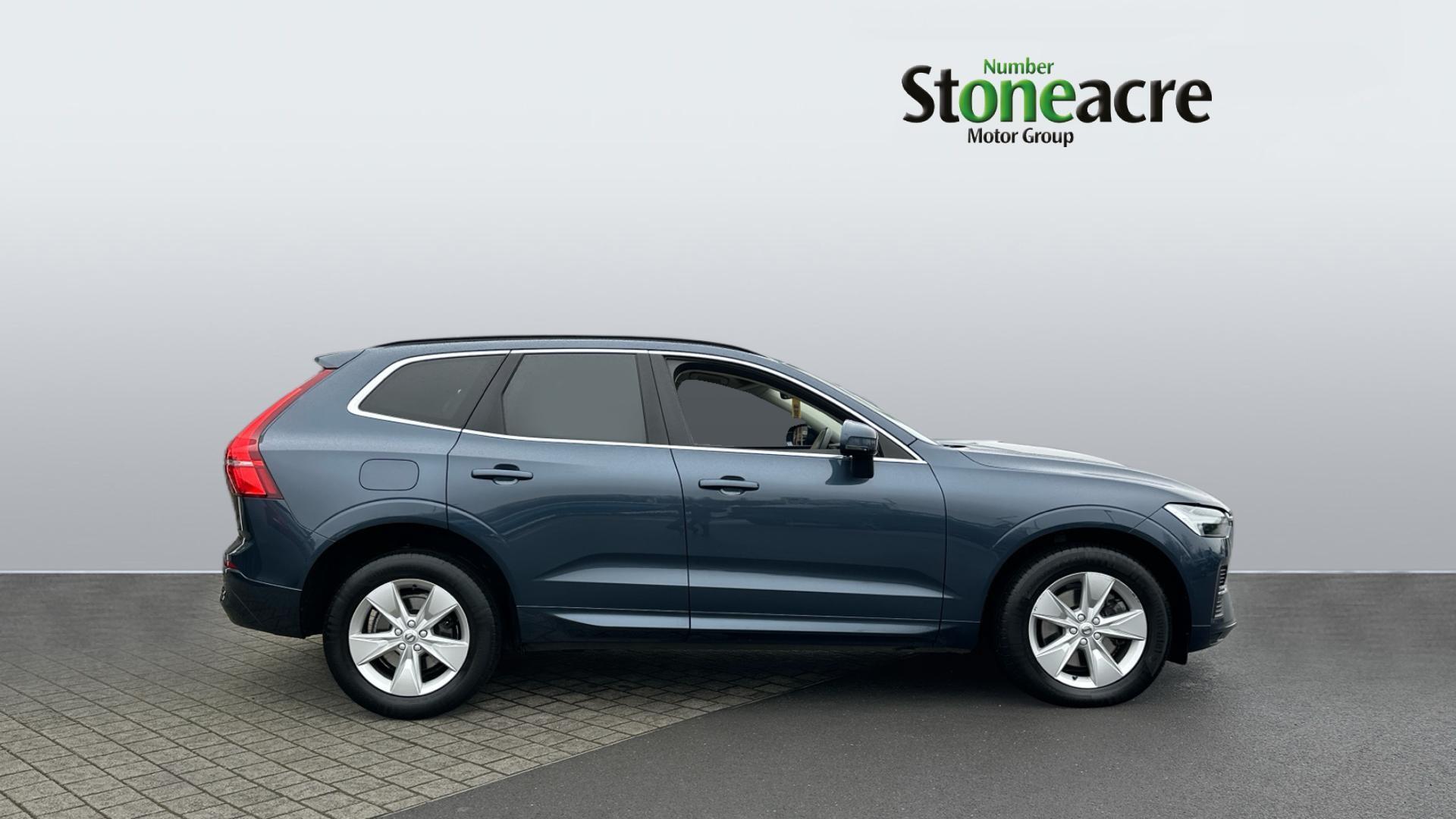 Volvo XC60 Momentum, B4 AWD mild hybrid YM71CYX Image 3