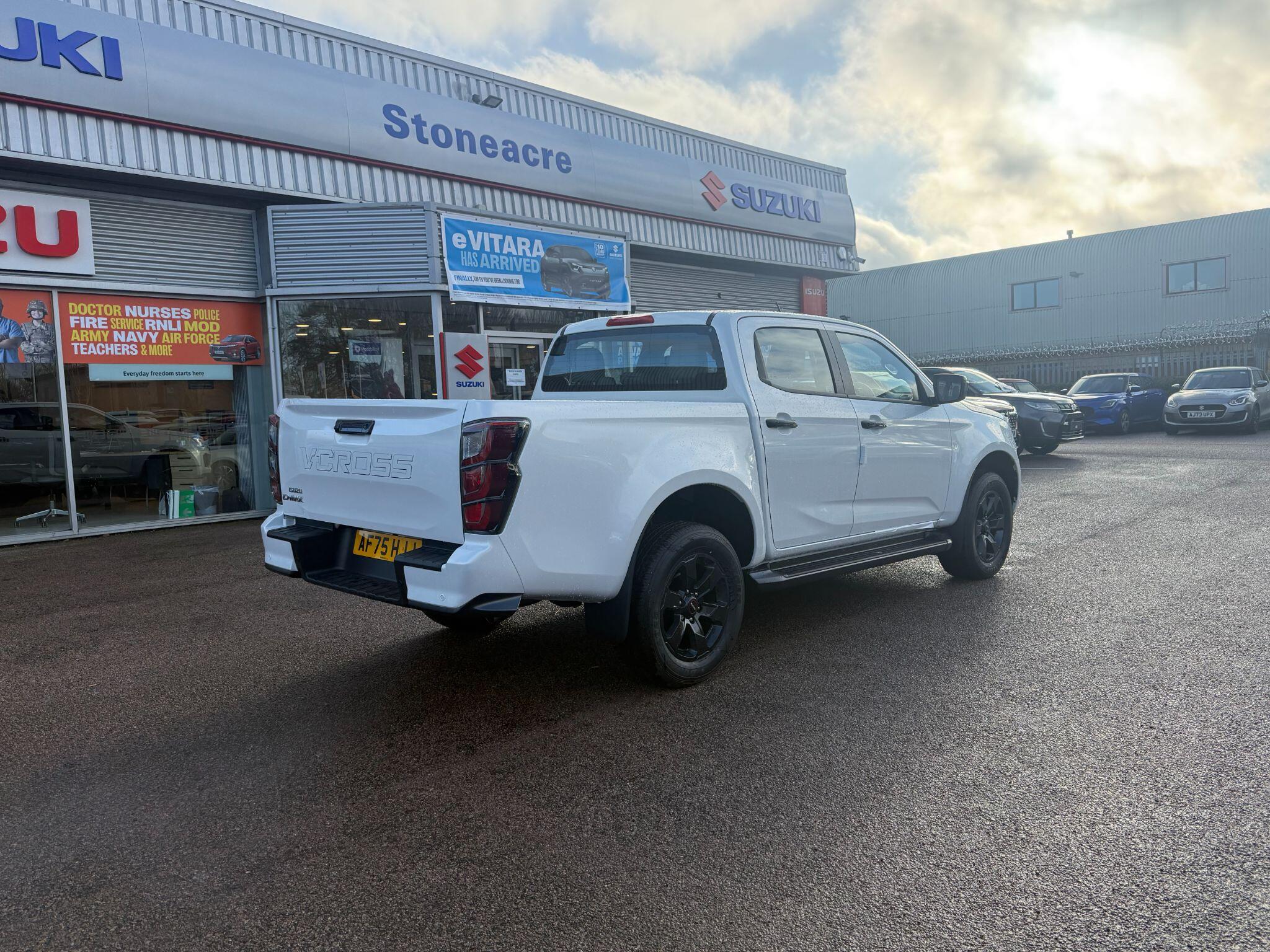 Isuzu D-Max V-Cross 1.9 TD V-Cross Auto 4WD Euro 6 (s/s) 4dr AF75HJJ Image 3