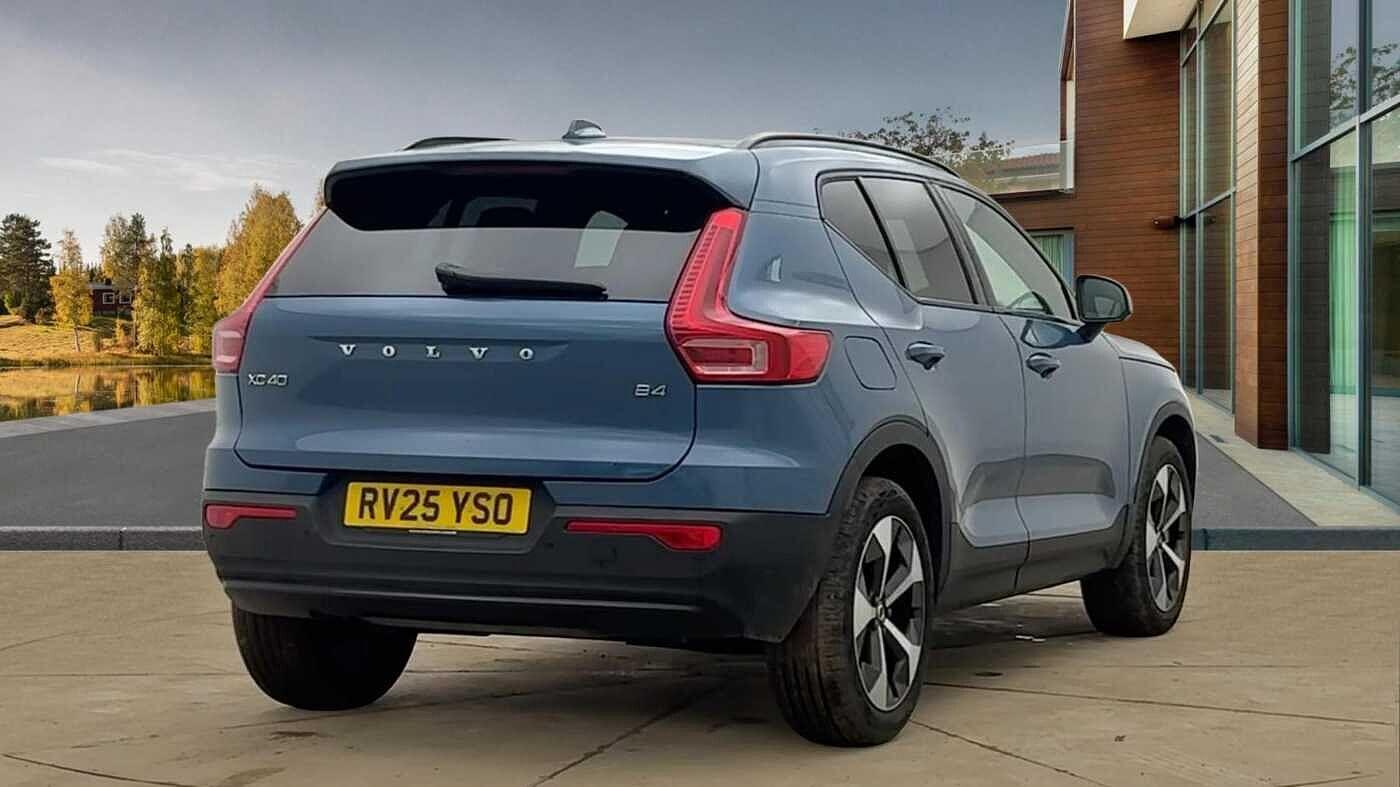 Volvo XC40 2.0 B4P Plus Dark 5dr Auto RV25YSO Image 3