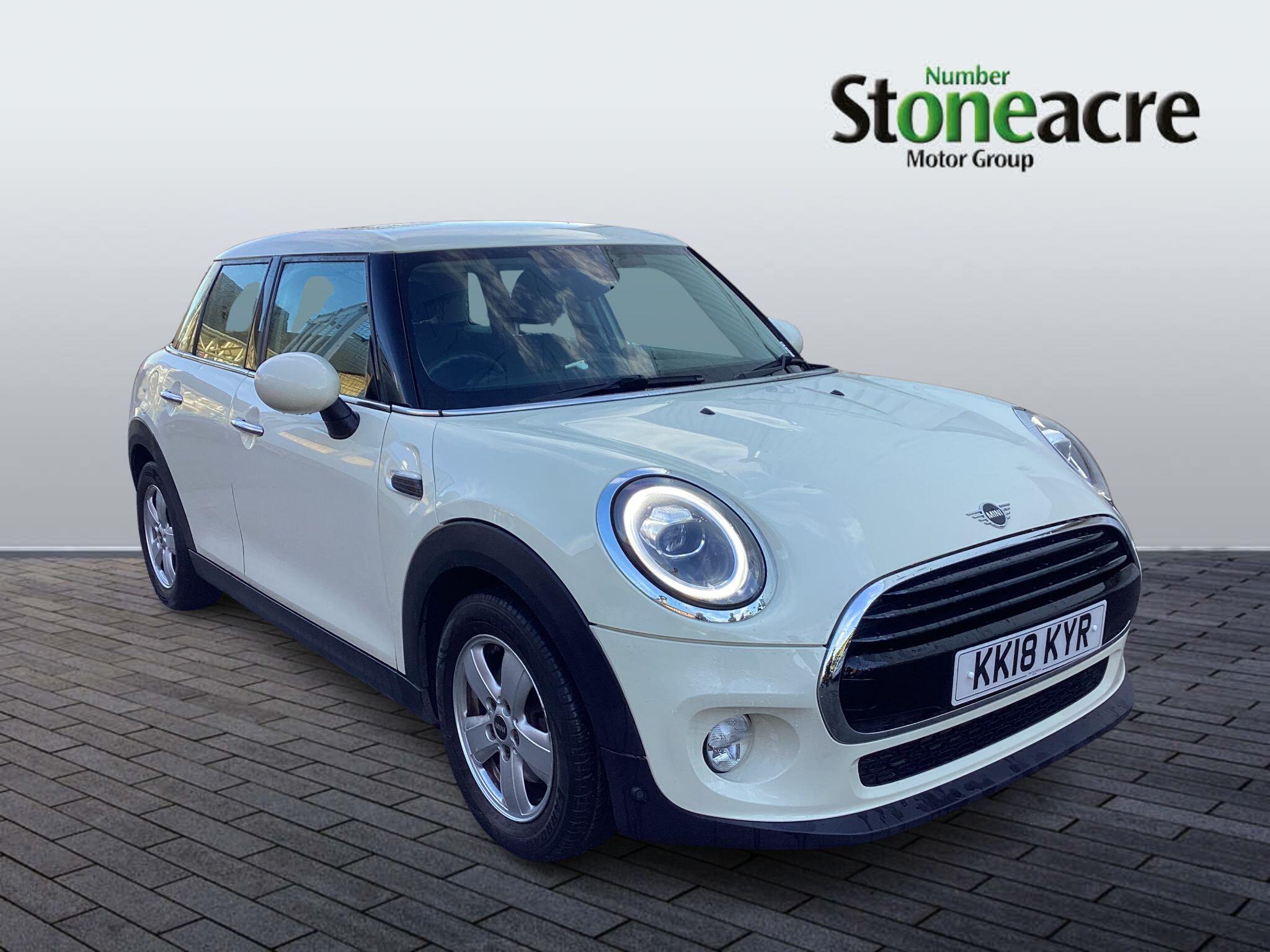 MINI Hatch 1.5 Cooper Steptronic Euro 6 (s/s) 5dr KK18KYR Image 1