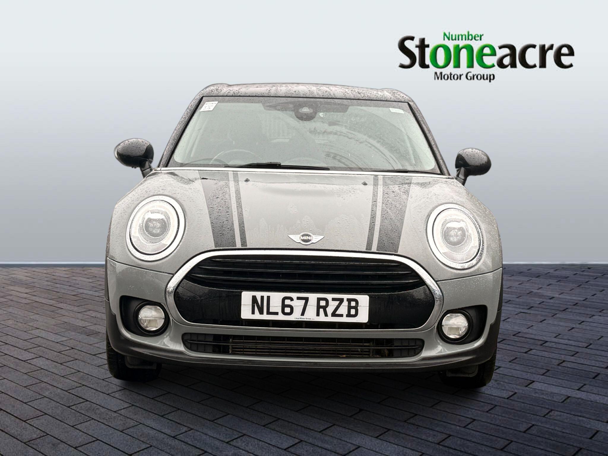MINI Clubman 1.5 Cooper (Black Pack) Auto Euro 6 (s/s) 6dr NL67RZB Image 2