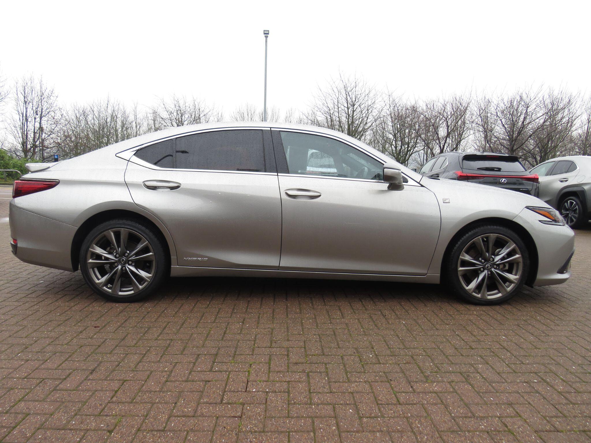 Lexus ES 300h 2.5 F-Sport 4dr CVT RE70EOD Image 2