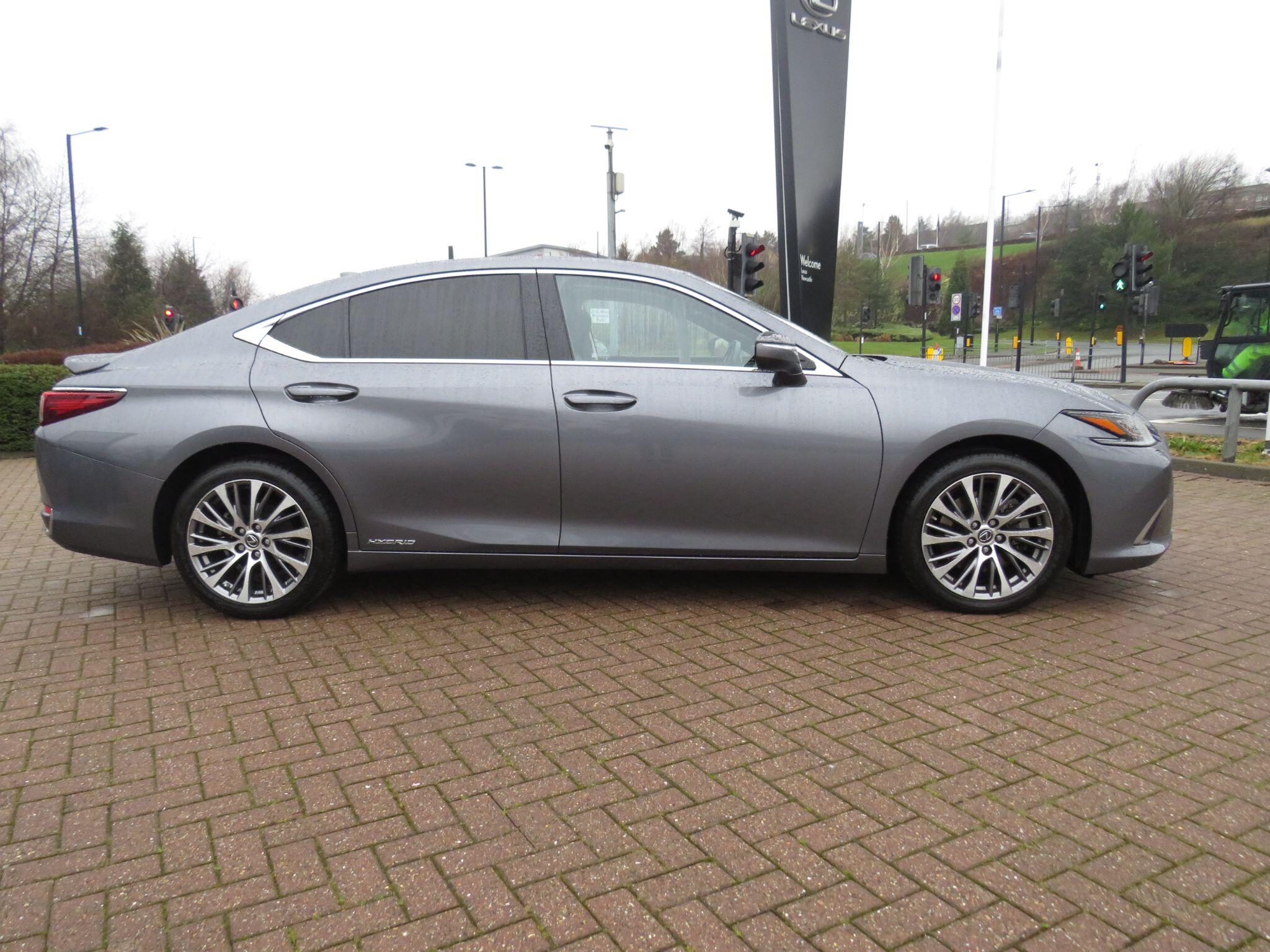 Lexus ES 2.5 300h Premium Edition E-CVT Euro 6 (s/s) 4dr BV69YLU Image 2