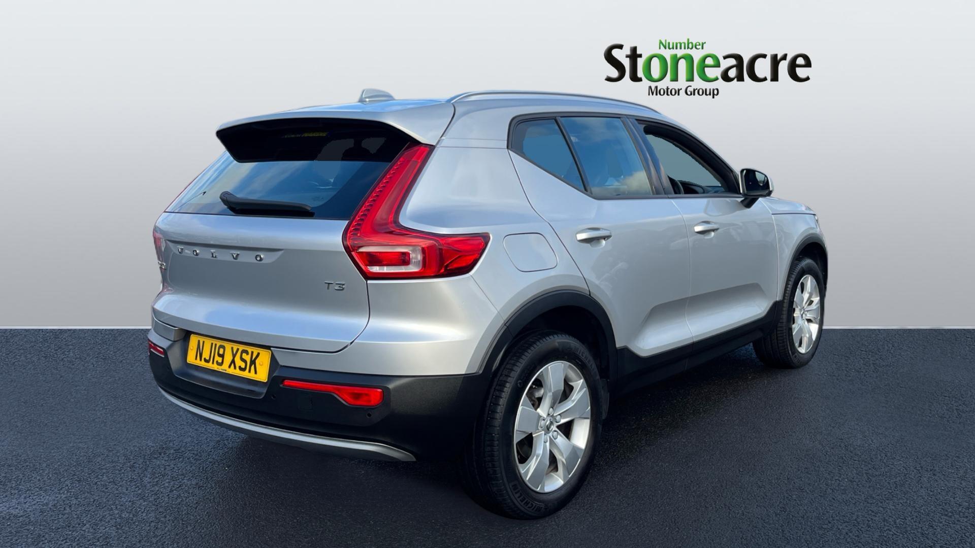 Volvo XC40 1.5 T3 Momentum Euro 6 (s/s) 5dr NJ19XSK Image 2