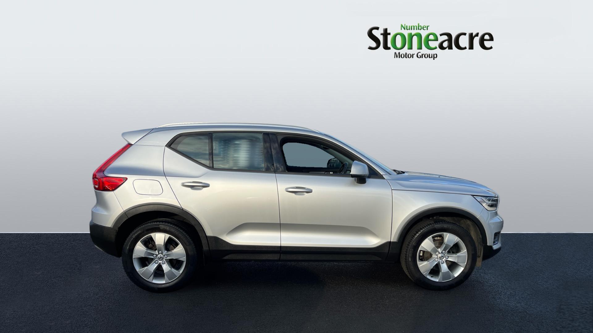 Volvo XC40 1.5 T3 Momentum Euro 6 (s/s) 5dr NJ19XSK Image 3