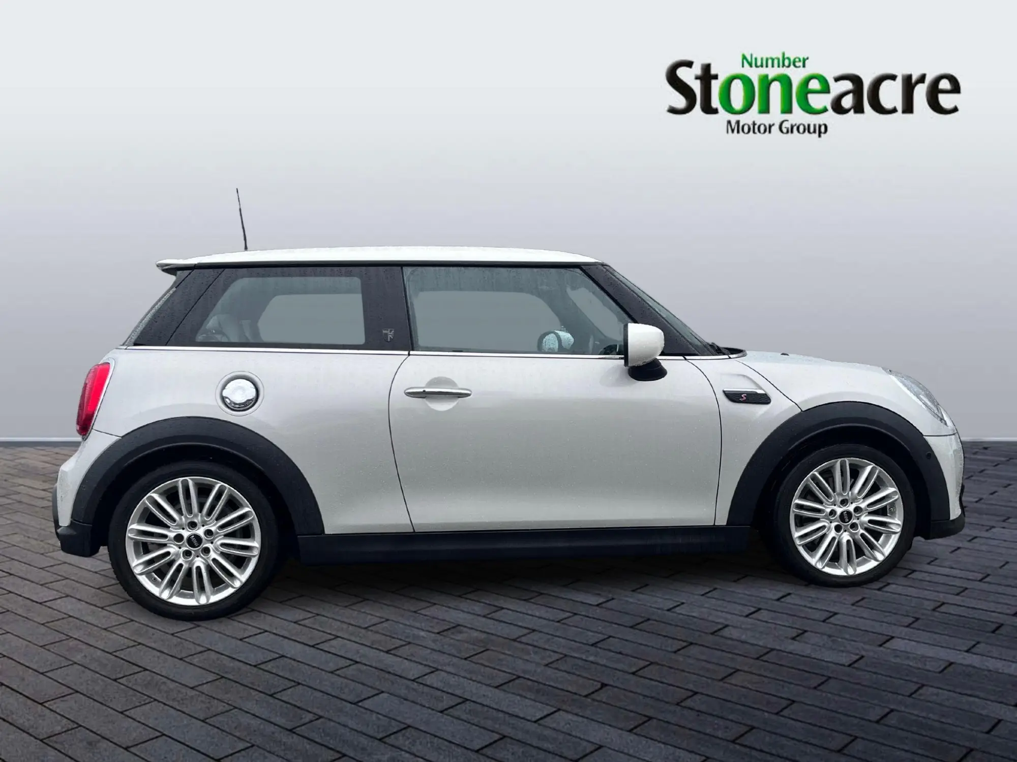MINI Hatch 2.0 Cooper S Exclusive Steptronic Euro 6 (s/s) 3dr YR71ZZA Image 2