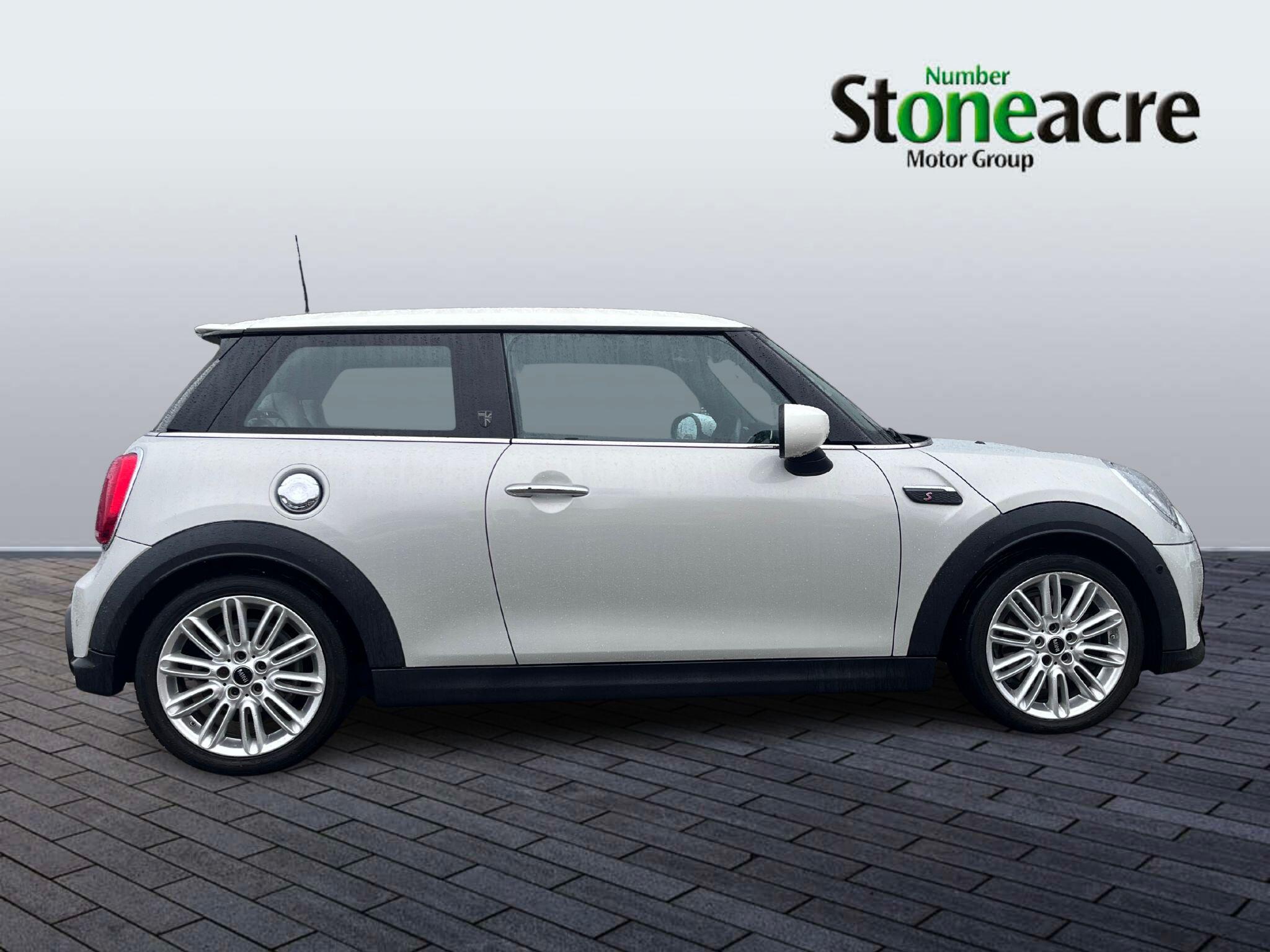 MINI Hatch 2.0 Cooper S Exclusive Steptronic Euro 6 (s/s) 3dr YR71ZZA Image 2