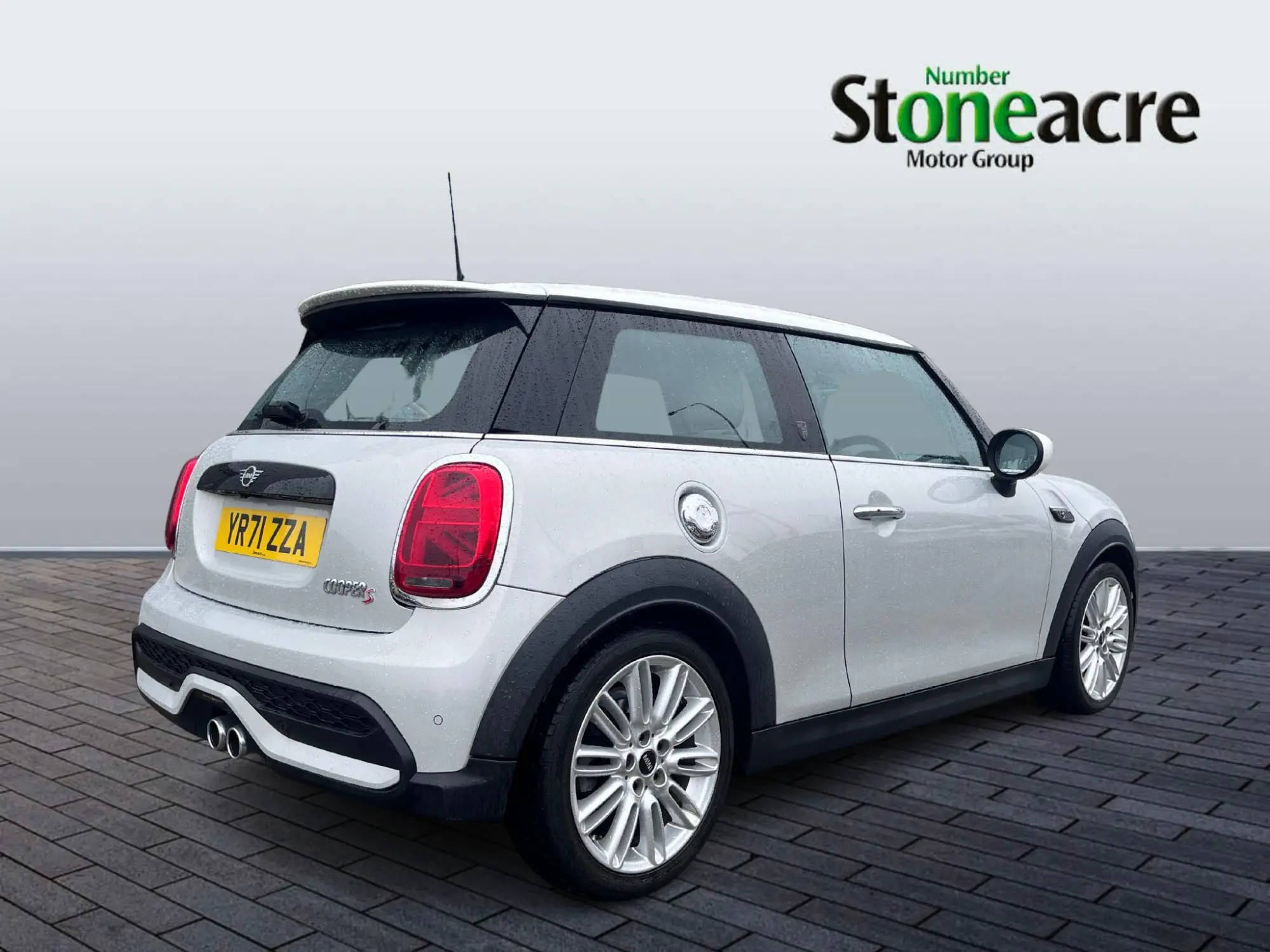 MINI Hatch 2.0 Cooper S Exclusive Steptronic Euro 6 (s/s) 3dr YR71ZZA Image 3