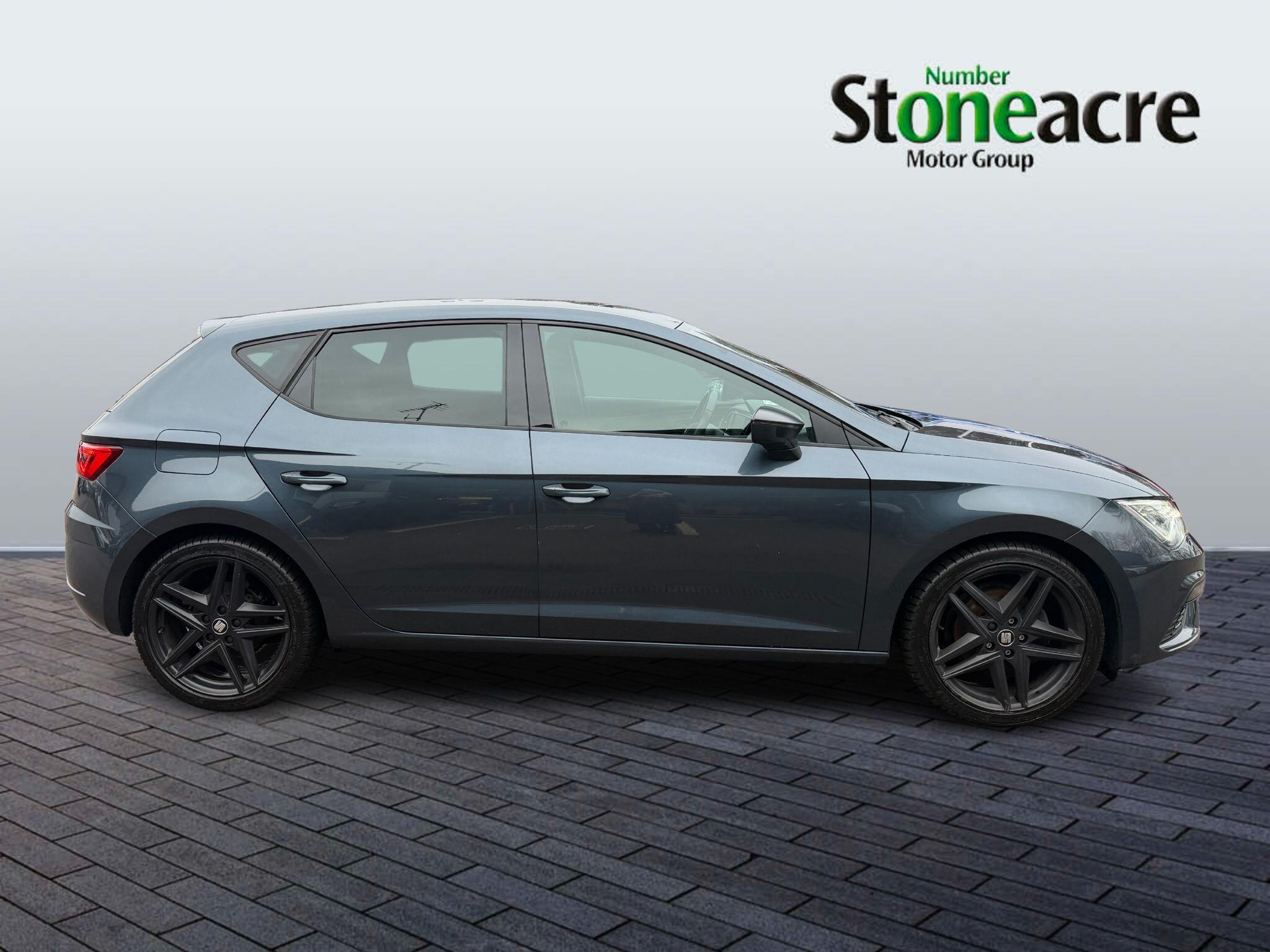 SEAT Leon 1.5 TSI EVO FR Black Edition Euro 6 (s/s) 5dr WN20AVR Image 2