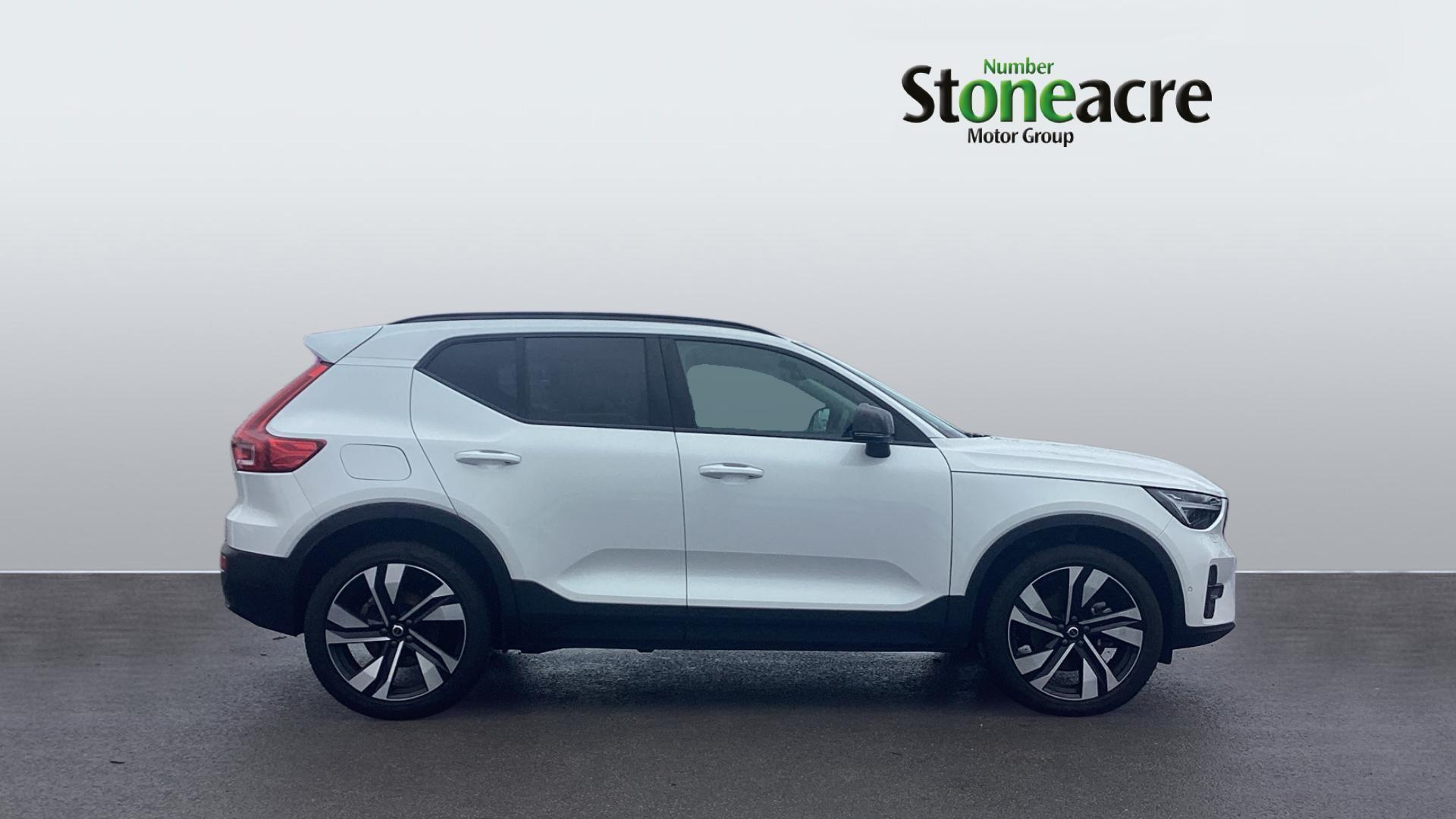Volvo XC40 2.0 B4 MHEV Ultra Dark DCT Auto Euro 6 (s/s) 5dr RV74FVP Image 3