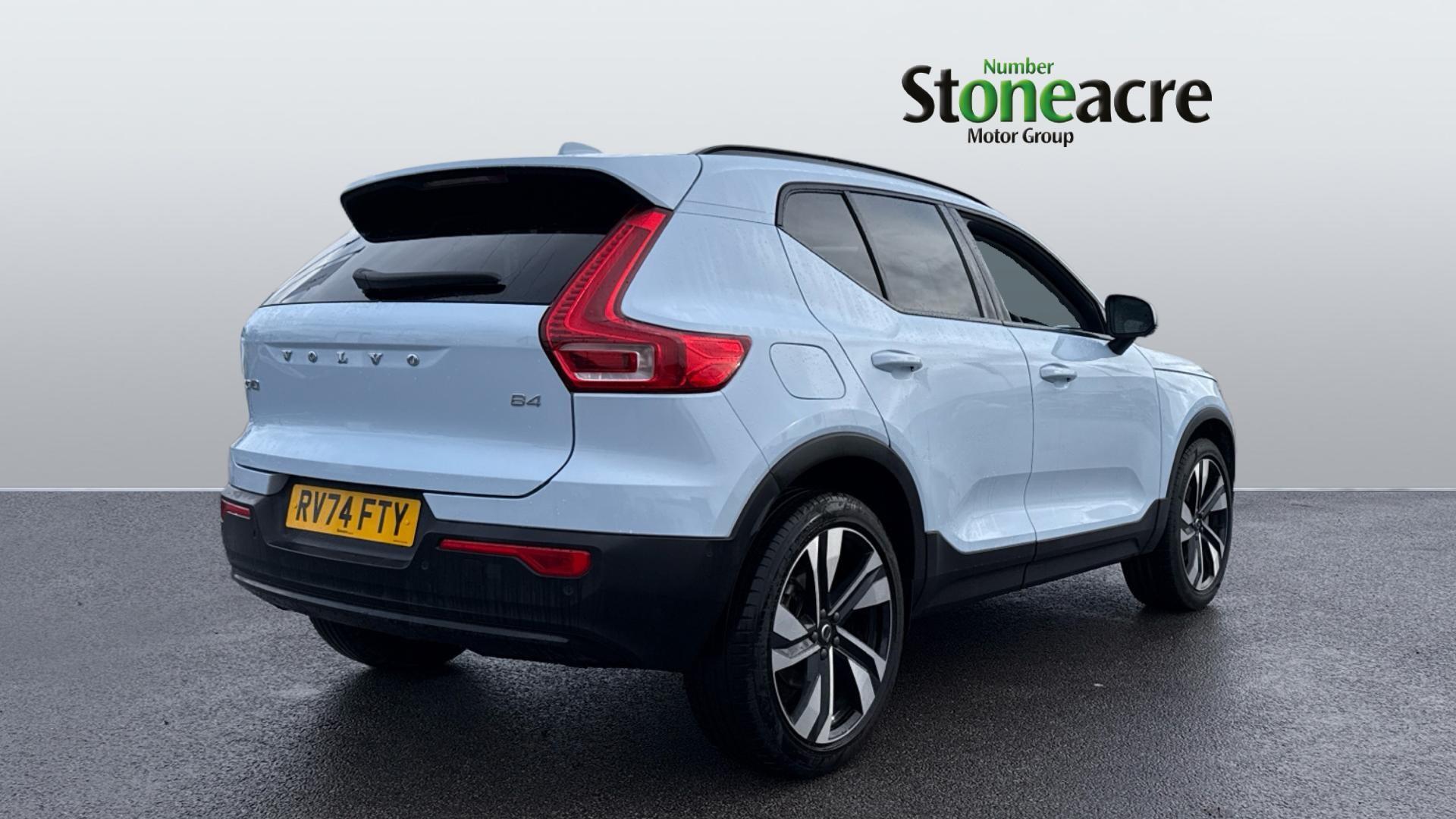 Volvo XC40 2.0 B4 MHEV Ultra Dark DCT Auto Euro 6 (s/s) 5dr RV74FTY Image 2