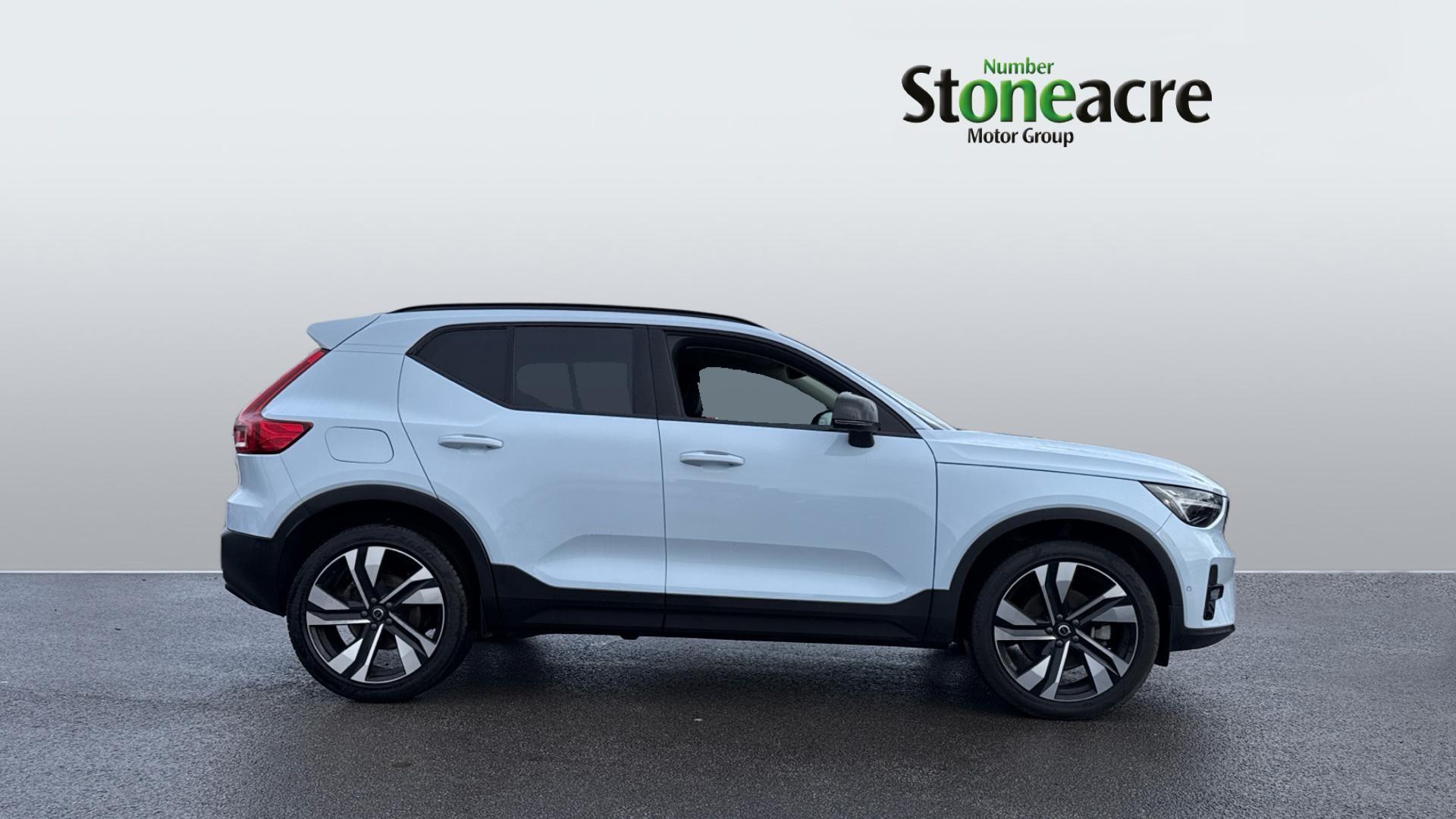 Volvo XC40 2.0 B4 MHEV Ultra Dark DCT Auto Euro 6 (s/s) 5dr RV74FTY Image 3