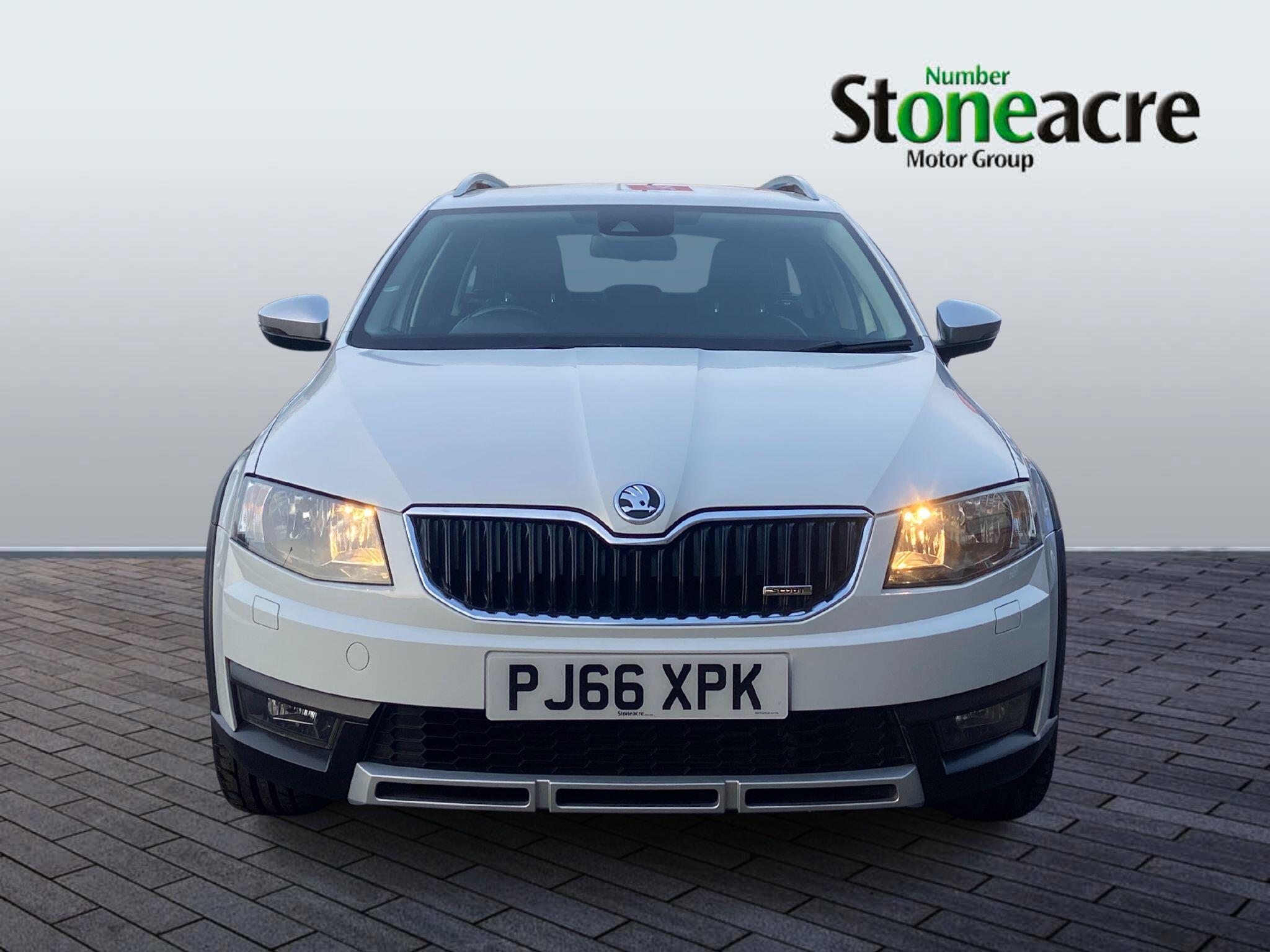 Skoda Octavia 2.0 TDI Scout Estate 5dr Diesel DSG 4WD Euro 6 (s/s) (184 ps) PJ66XPK Image 2