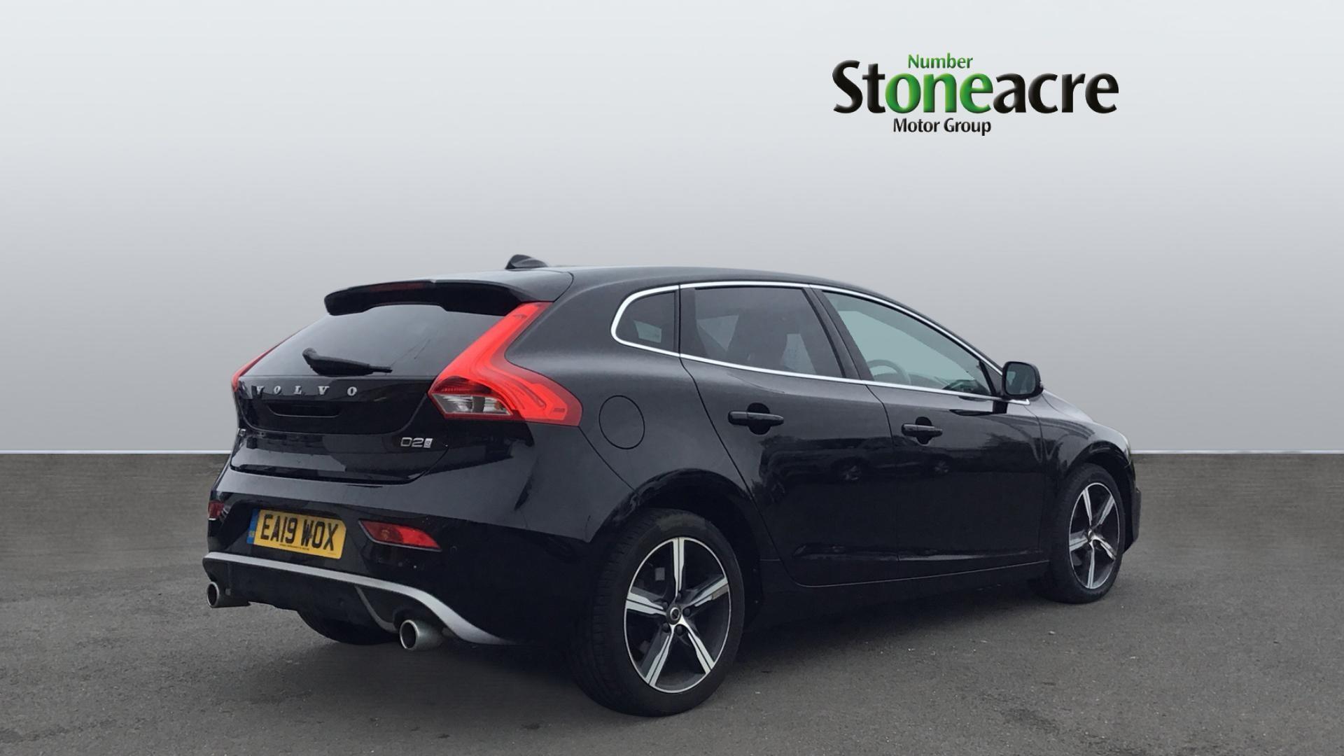 Volvo V40 2.0 D2 R-Design Edition Euro 6 (s/s) 5dr EA19WOX Image 2