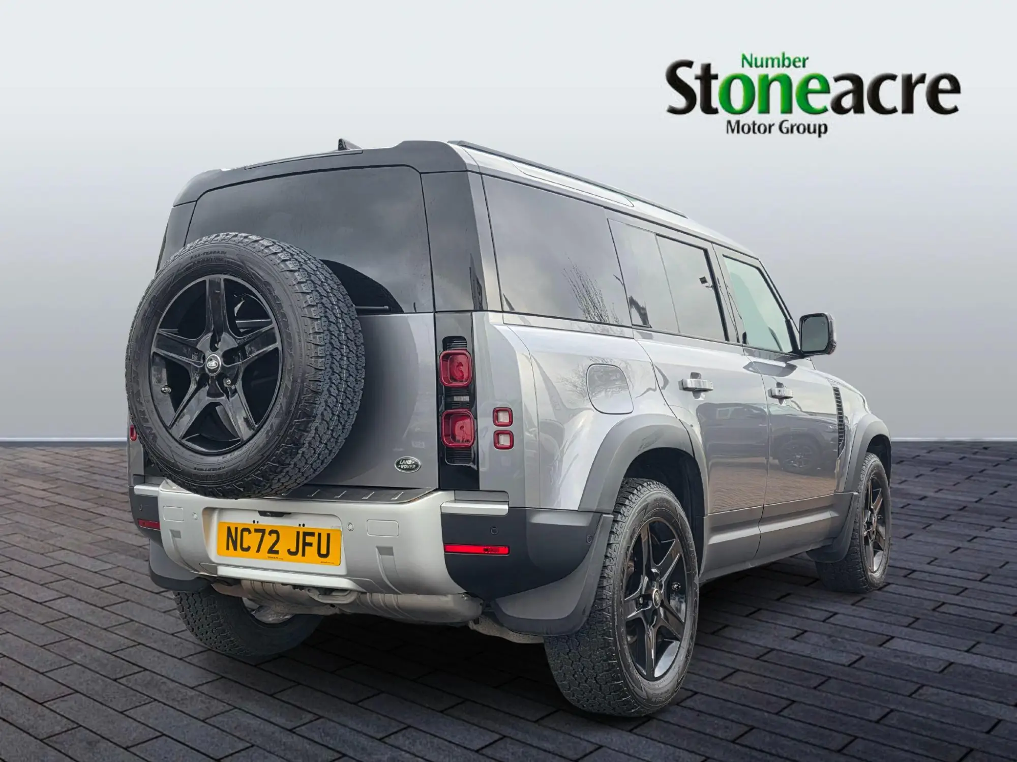 Land Rover Defender 110 3.0 D250 MHEV SE Hard Top SUV Auto 4WD MWB Euro 6 (s/s) 5dr NC72JFU Image 2