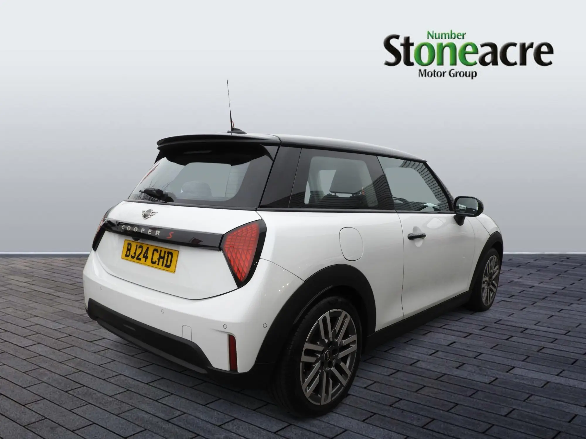 MINI Cooper 2.0S Classic Steptronic Euro 6 (s/s) 3dr BJ24CHD Image 3