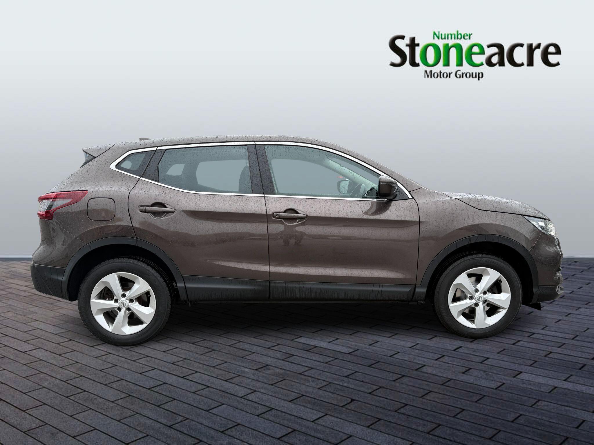 Nissan Qashqai 1.3 DiG-T 160 Acenta Premium 5dr PF20EAO Image 2