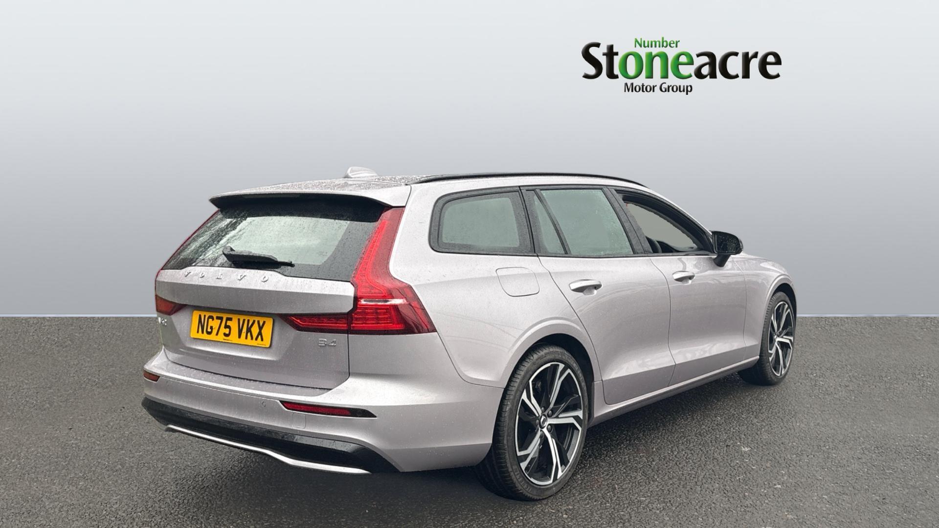 Volvo V60 2.0 B4 MHEV Plus DCT Auto Euro 6 (s/s) 5dr NG75VKX Image 2