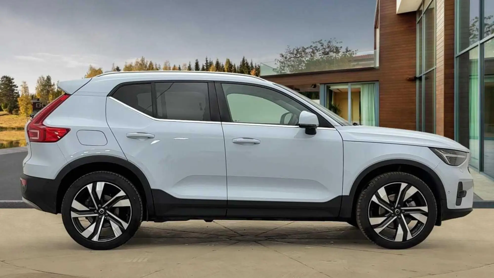 Volvo XC40 2.0 B3 MHEV Ultra Bright DCT Auto Euro 6 (s/s) 5dr OY25VLH Image 2