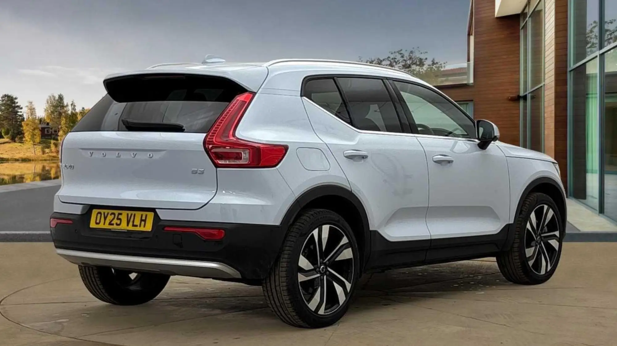Volvo XC40 2.0 B3 MHEV Ultra Bright DCT Auto Euro 6 (s/s) 5dr OY25VLH Image 3