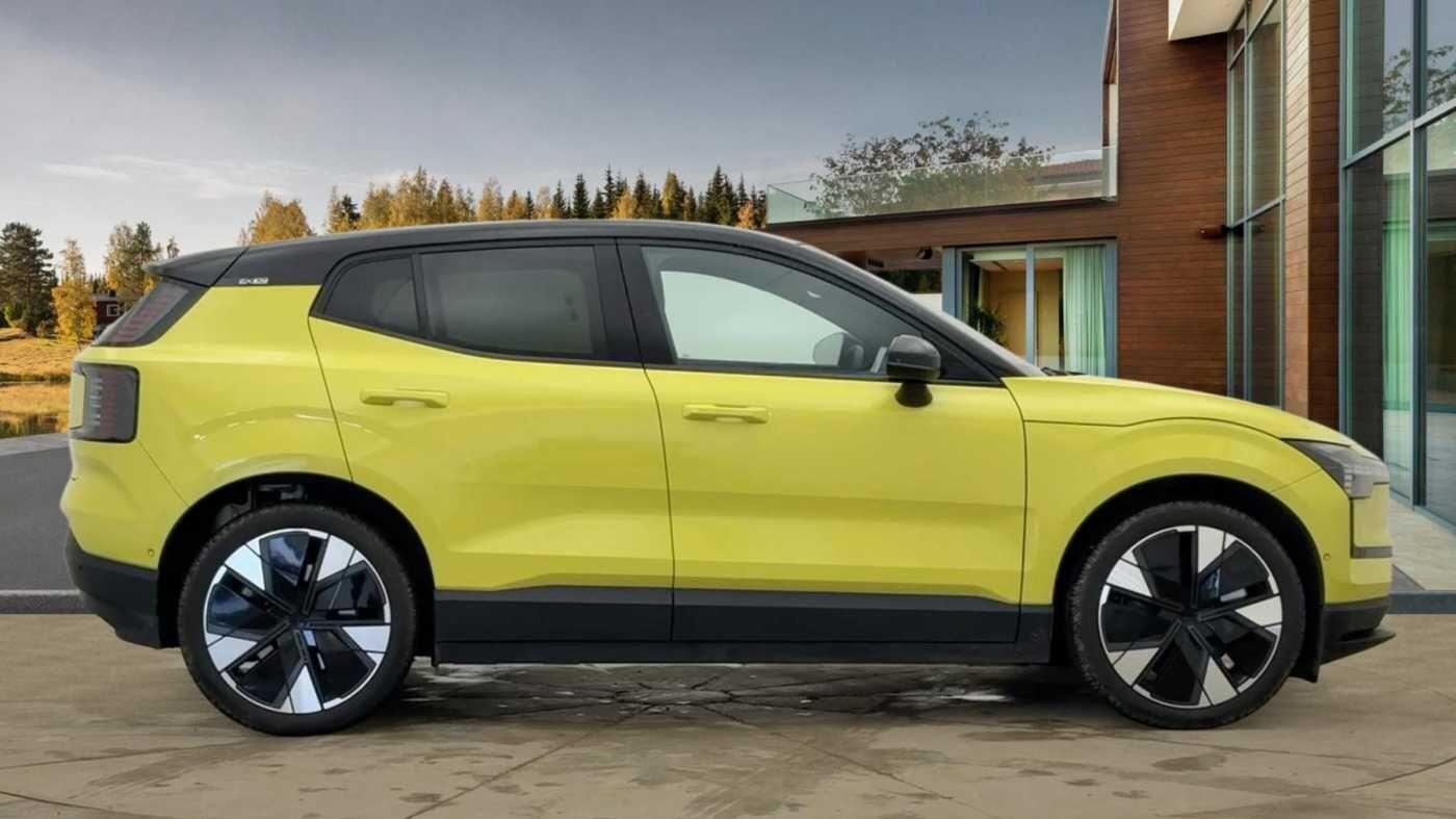 Volvo EX30 315kW Twin Motor Performance Ultra 69kWh 5dr Auto OE25FHB Image 2