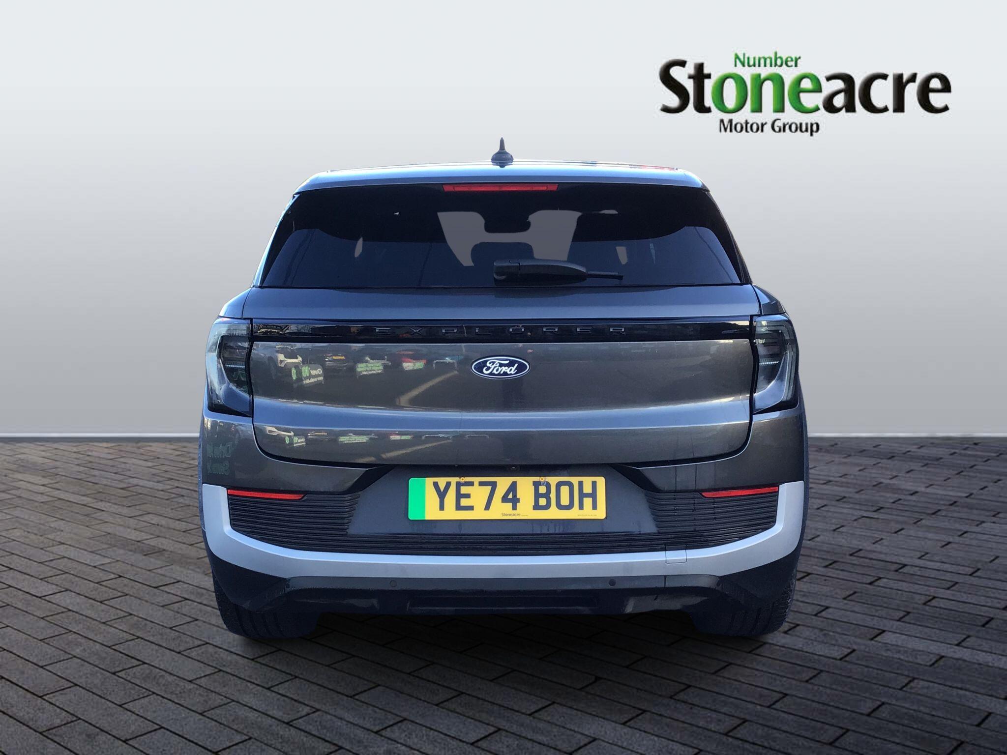 Ford Explorer Image 3