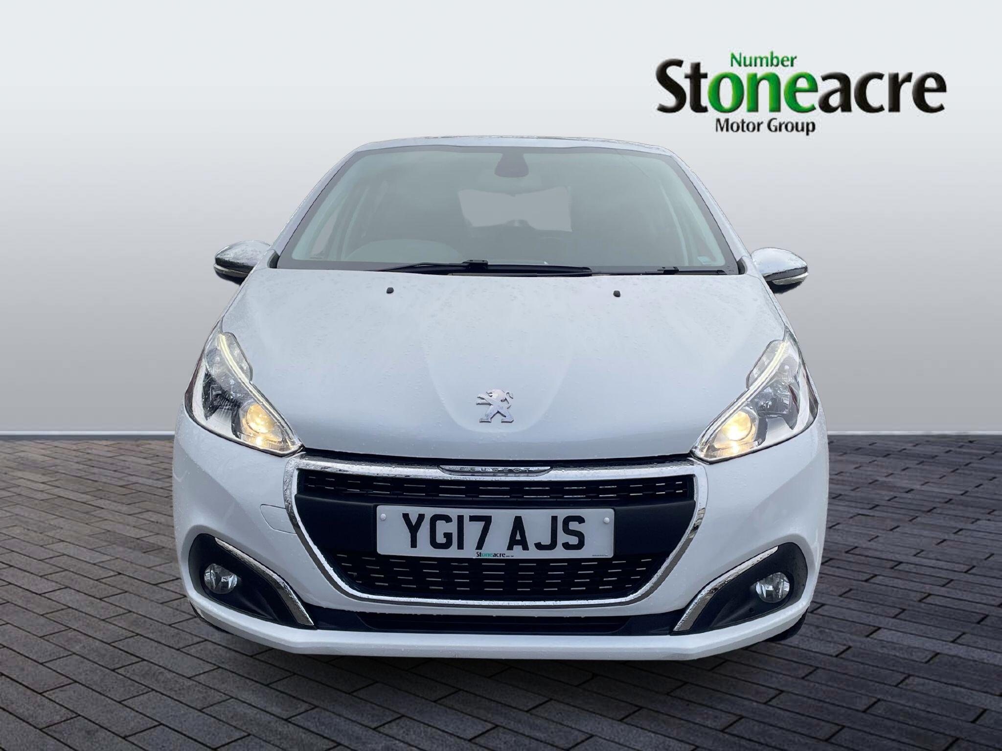 Peugeot 208 1.2 PureTech Allure Hatchback 5dr Petrol Manual Euro 6 (82 ps) YG17AJS Image 2