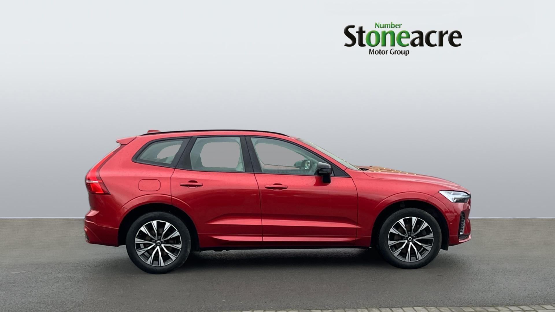 Volvo XC60 2.0 B4 MHEV Plus Auto Euro 6 (s/s) 5dr YA72VZO Image 3