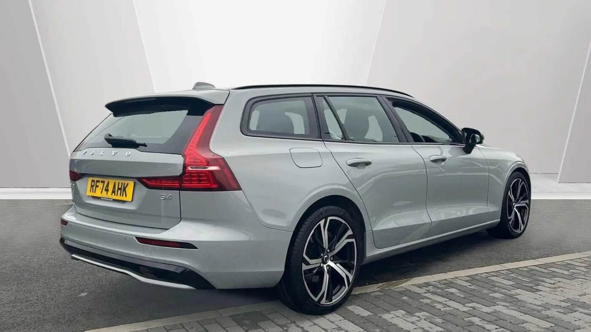 Volvo V60 2.0 B4 MHEV Plus DCT Auto Euro 6 (s/s) 5dr RF74AHK Image 2
