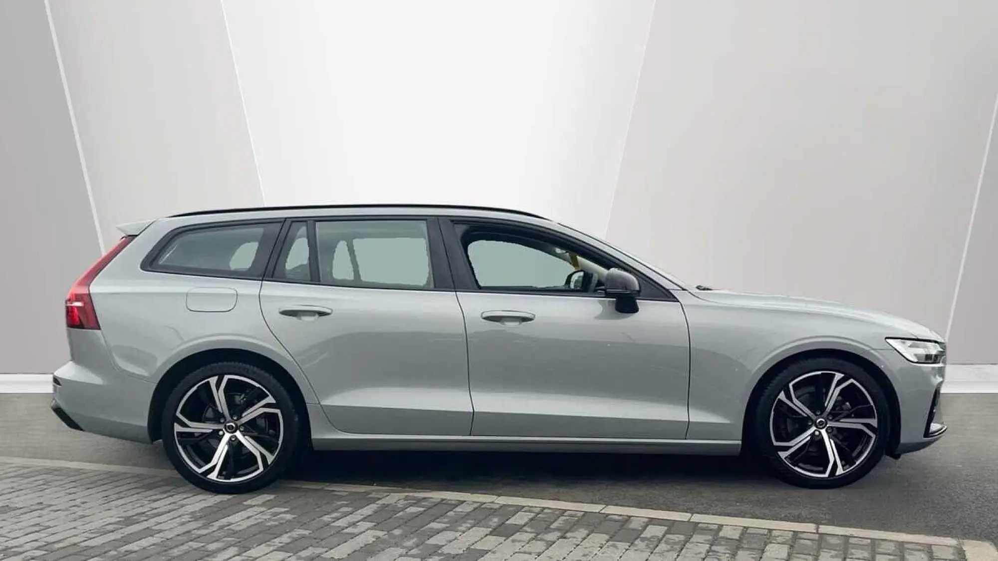 Volvo V60 2.0 B4 MHEV Plus DCT Auto Euro 6 (s/s) 5dr RF74AHK Image 3