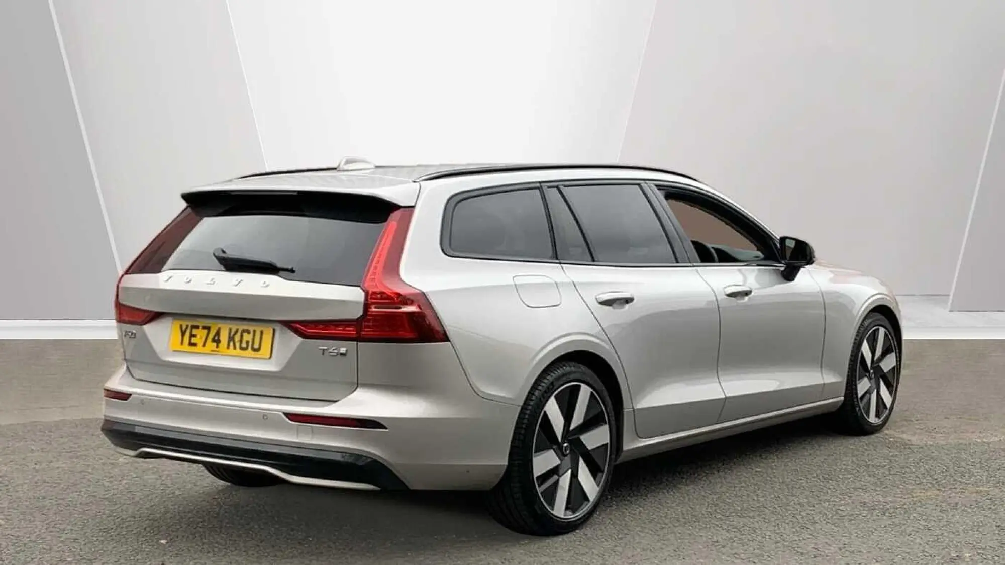 Volvo V60 Plug-In Hybrid 2.0 T6 18.8kWh Plus Auto AWD Euro 6 (s/s) 5dr YE74KGU Image 2