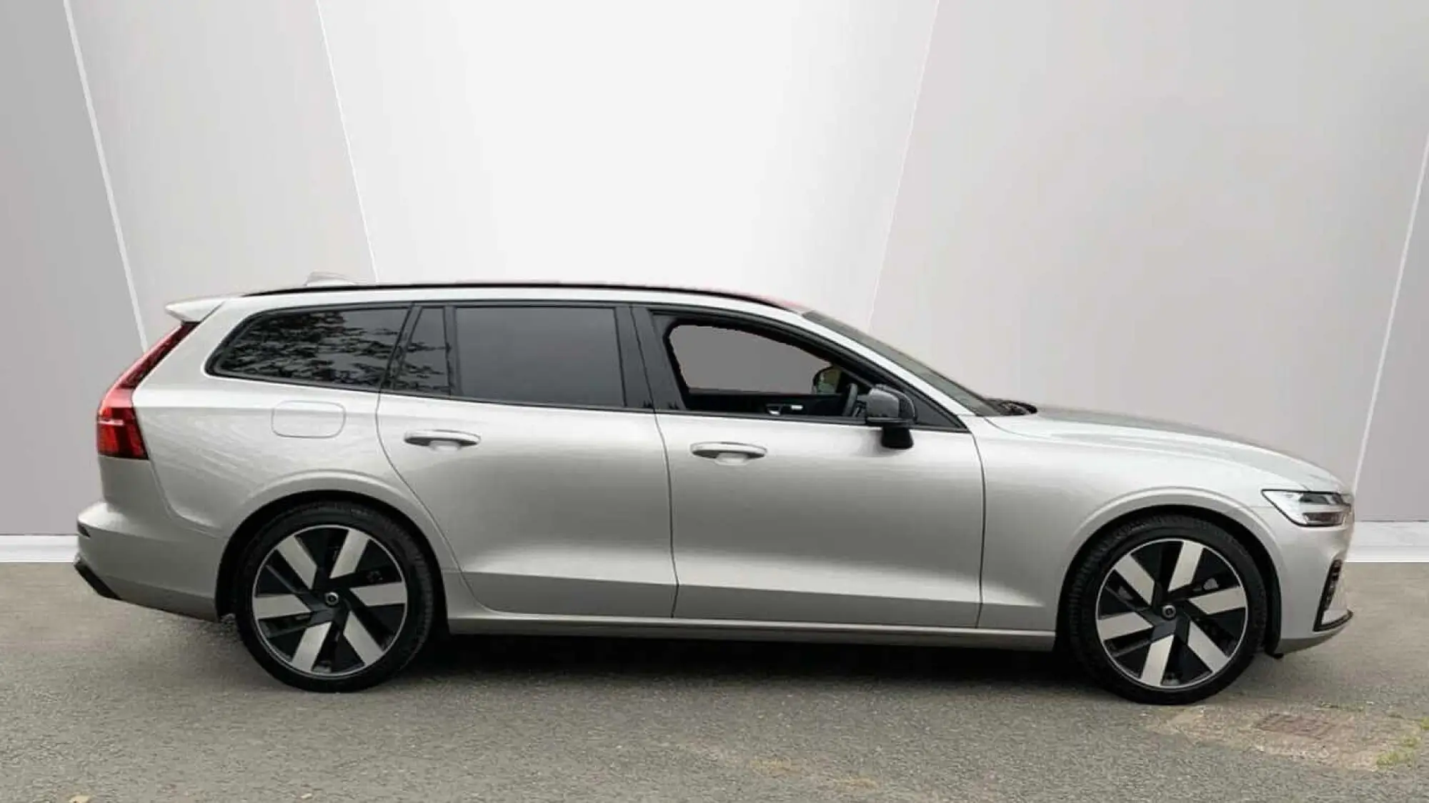Volvo V60 Plug-In Hybrid 2.0 T6 18.8kWh Plus Auto AWD Euro 6 (s/s) 5dr YE74KGU Image 3