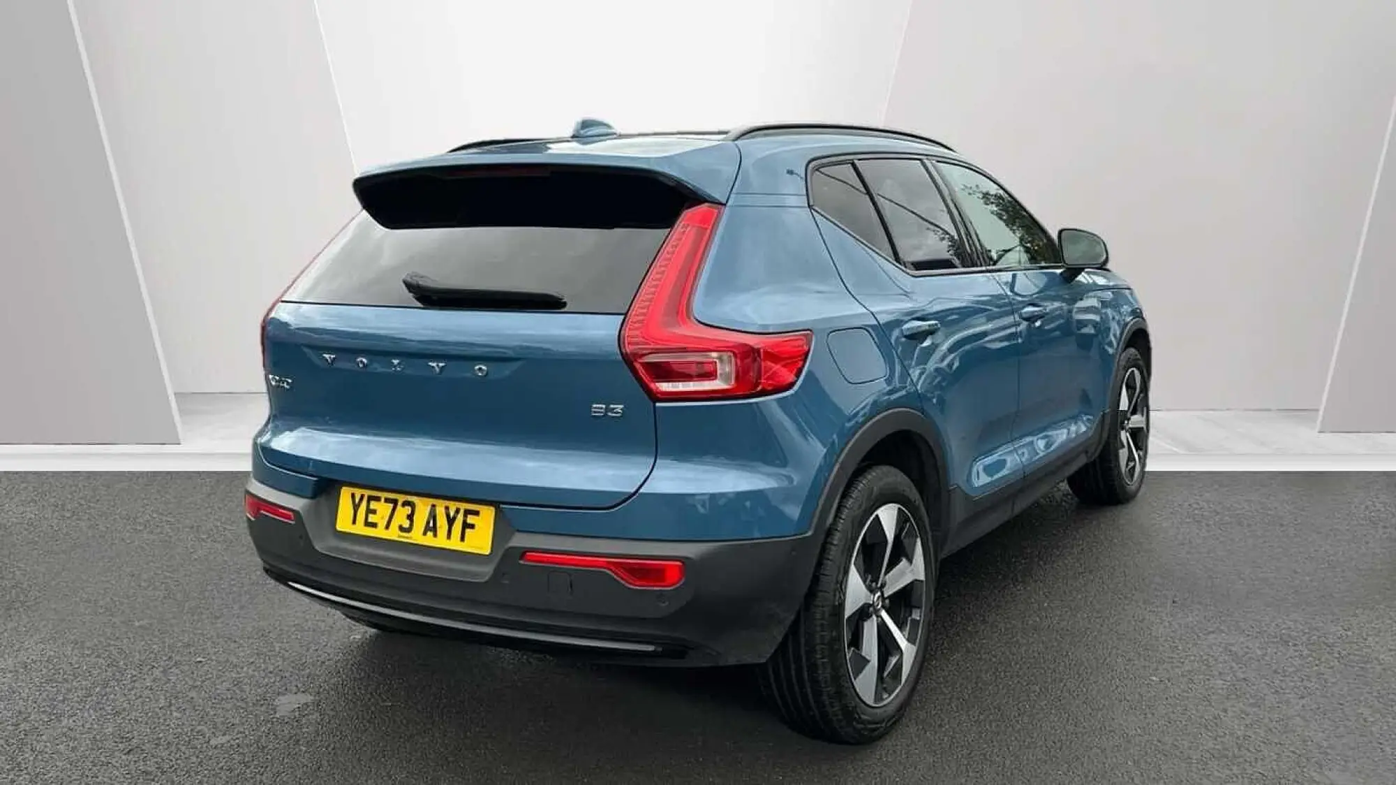 Volvo XC40 Ultimate Dark B3 (163 hp) YE73AYF Image 2